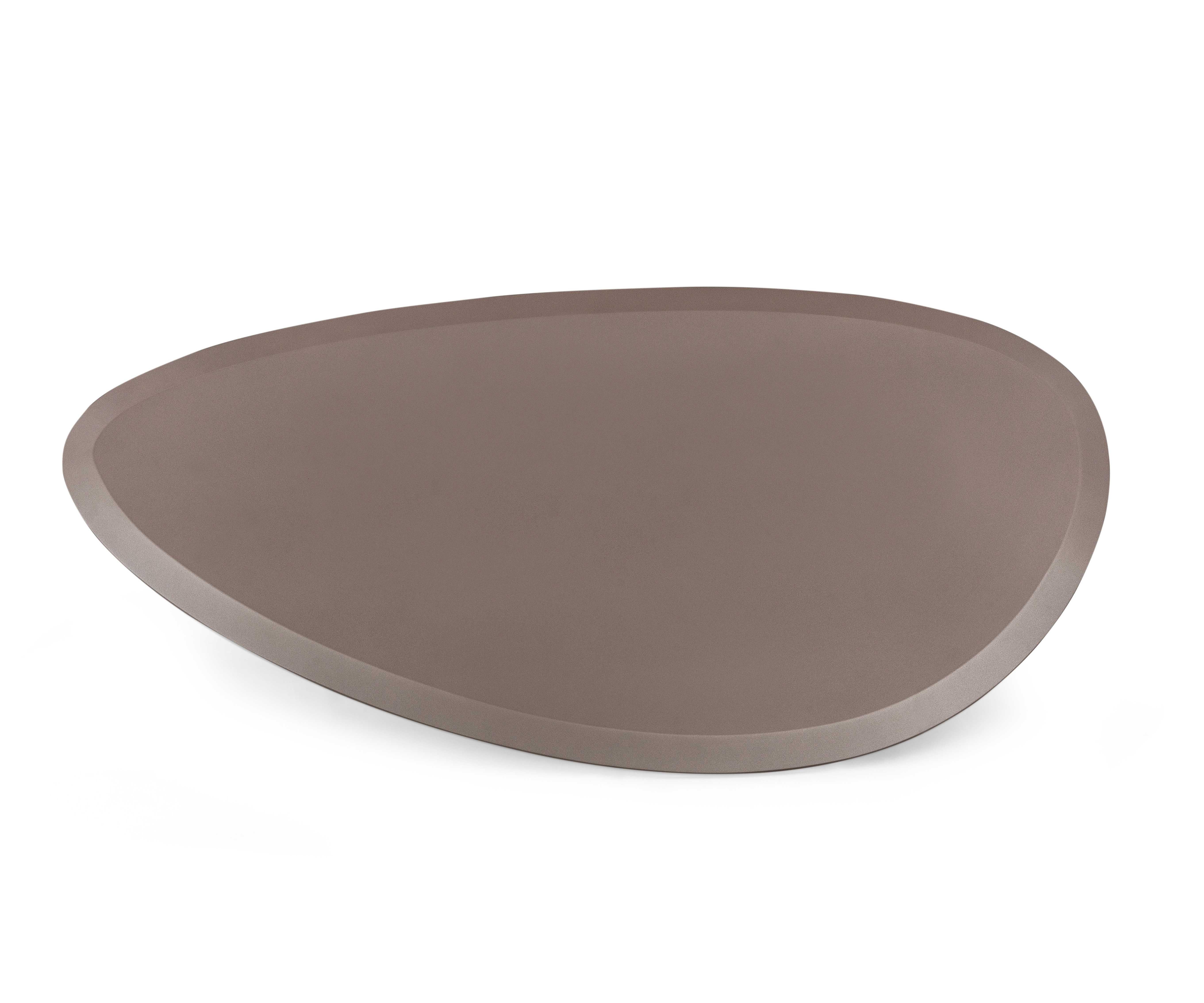 Brésilien Table basse en finition chocolat avec plateau de 47 pouces et pieds en métal - Pantê Line en vente