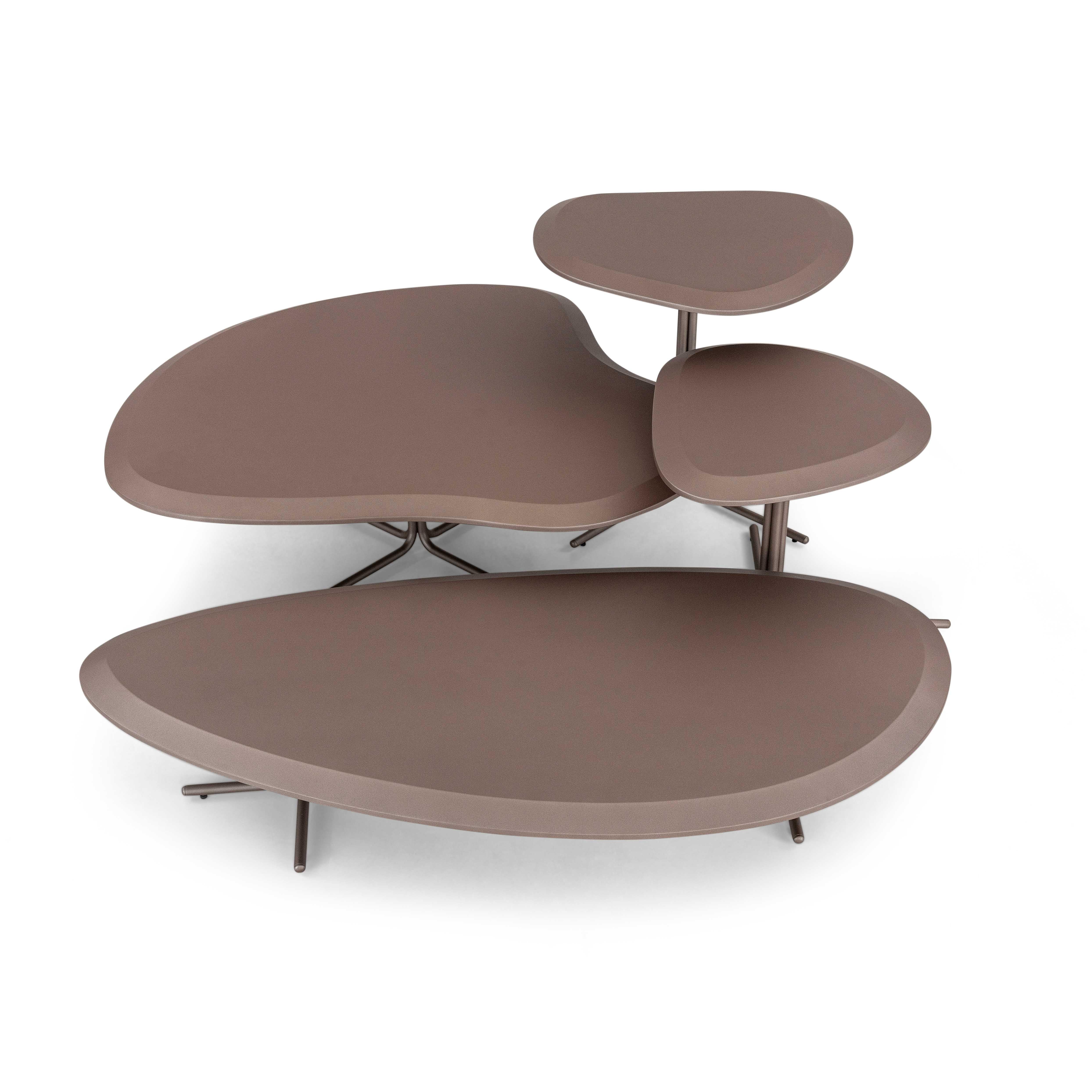 Laqué Table basse en finition chocolat avec plateau de 47 pouces et pieds en métal - Pantê Line en vente