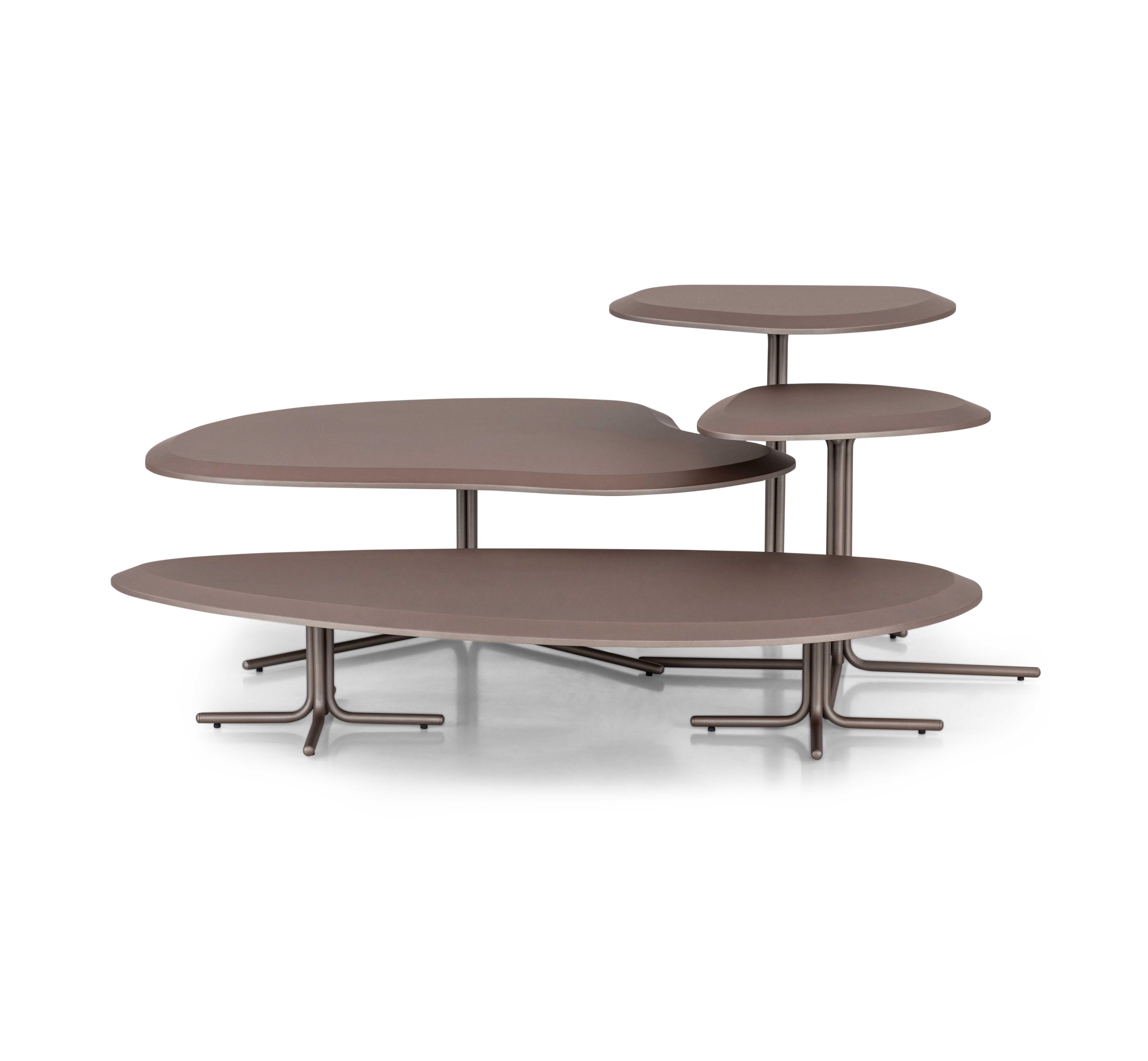 Table basse en finition chocolat avec plateau de 47 pouces et pieds en métal - Pantê Line Neuf - En vente à Miami, FL
