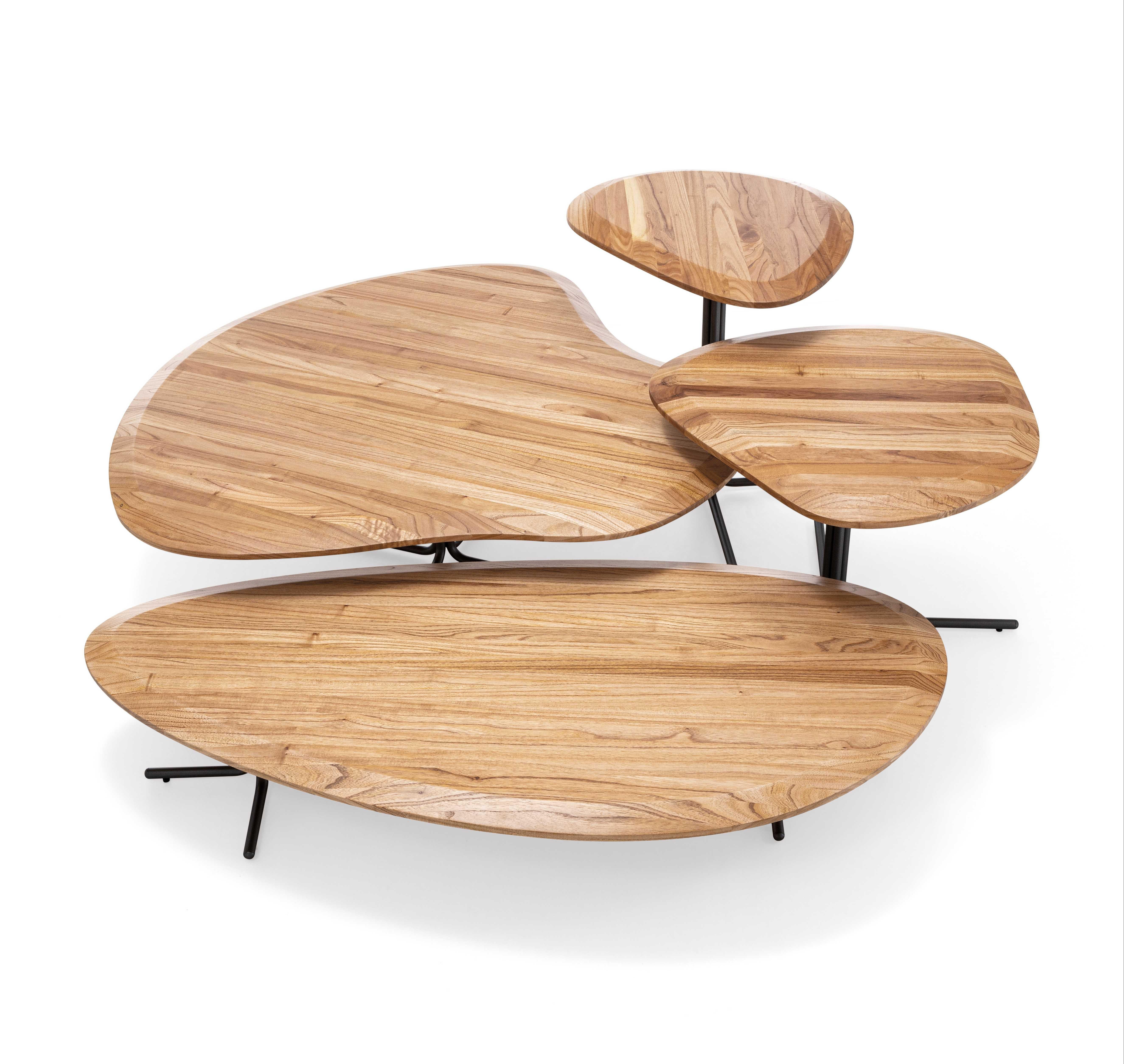 Conçue par Uultis Studio, la table basse Pantê marie admirablement le design contemporain à l'élégance organique de la nature. Son plateau en teck de 24 pouces, inspiré du pelage tacheté du jaguar, présente des courbes douces et fluides qui ajoutent
