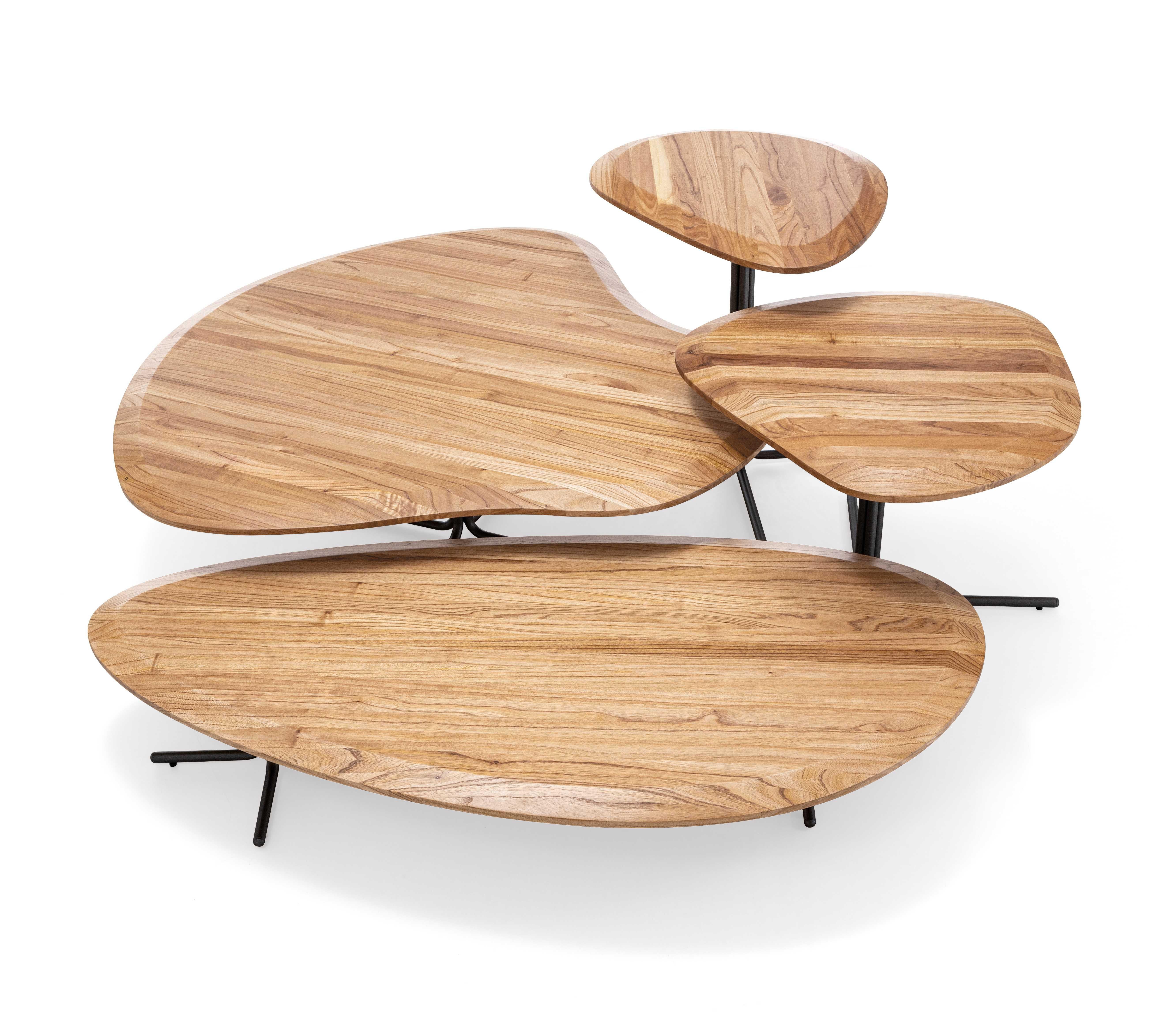 Une table basse Pantê conçue par Uultis Design Studio avec un plateau de 47 pouces en teck et une base en métal noir. La table basse Pantê allie l'art et la pratique, avec un plateau de 47 pouces en bois de teck de forme organique soutenu par une