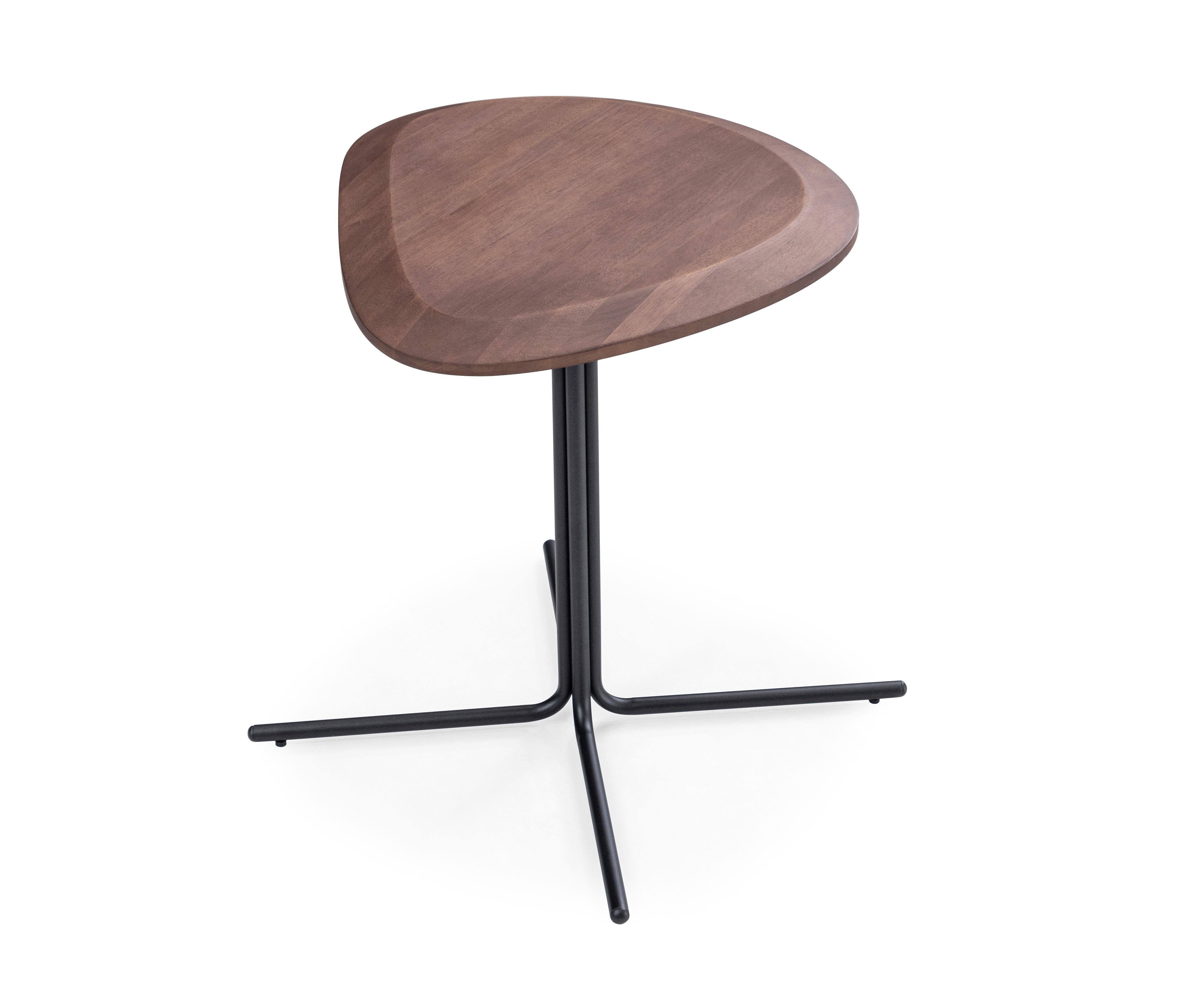 Moderne Table à café 20 pouces fini noyer avec base métallique noire - Collection Pantê en vente