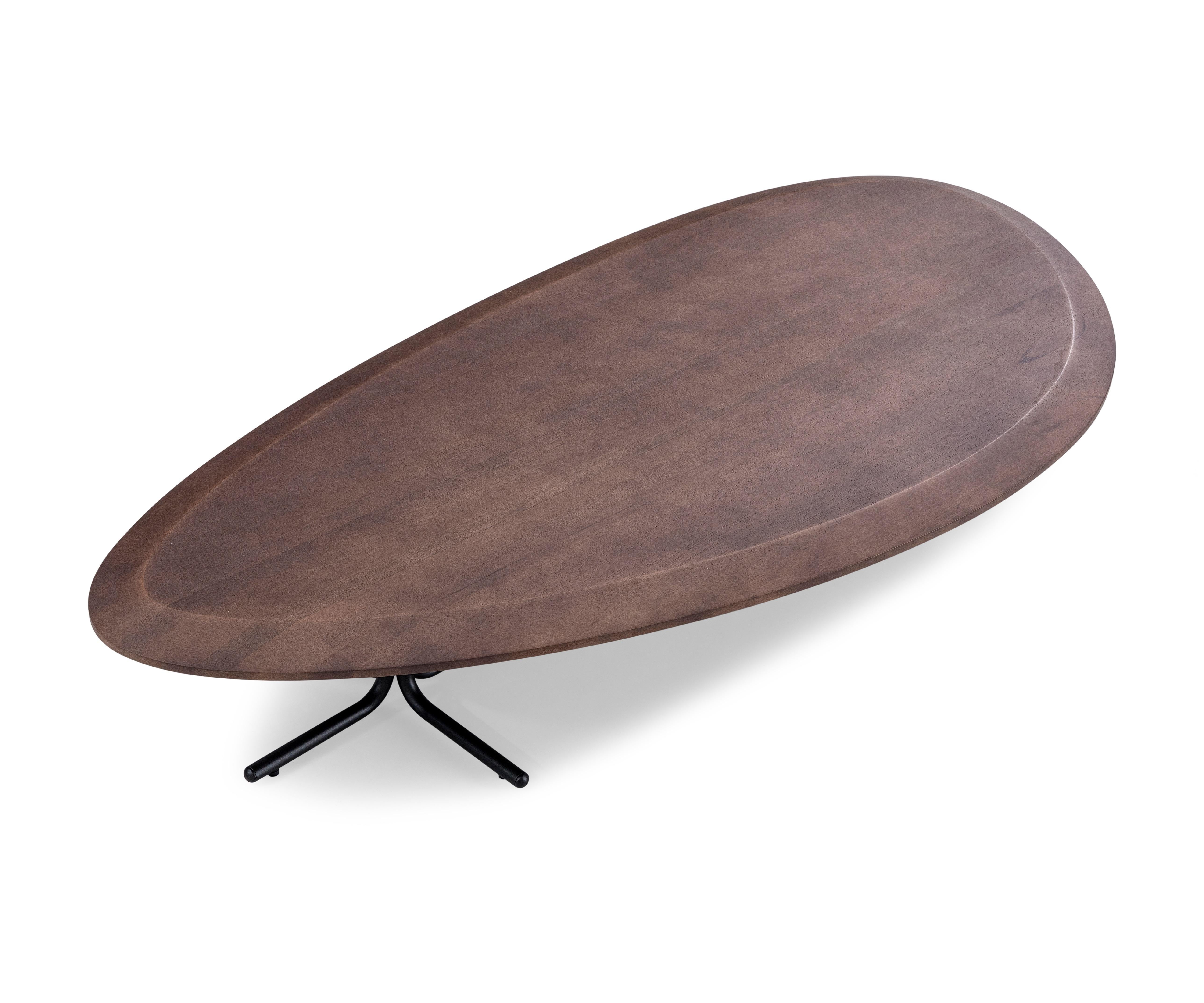 Peint Ensemble de quatre tables basses en noyer avec base en métal noir, Collection Pantê en vente