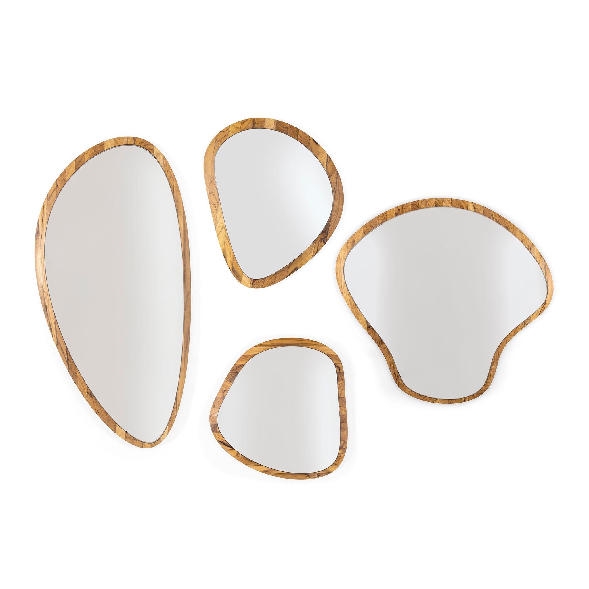 Lo specchio in teak Pantê, disegnato da Uultis Design, è un'aggiunta straordinaria a qualsiasi casa, con un'elegante lastra di specchio argentata abbracciata da una splendida cornice in legno di teak da 22 pollici. Ispirato ai motivi organici che si