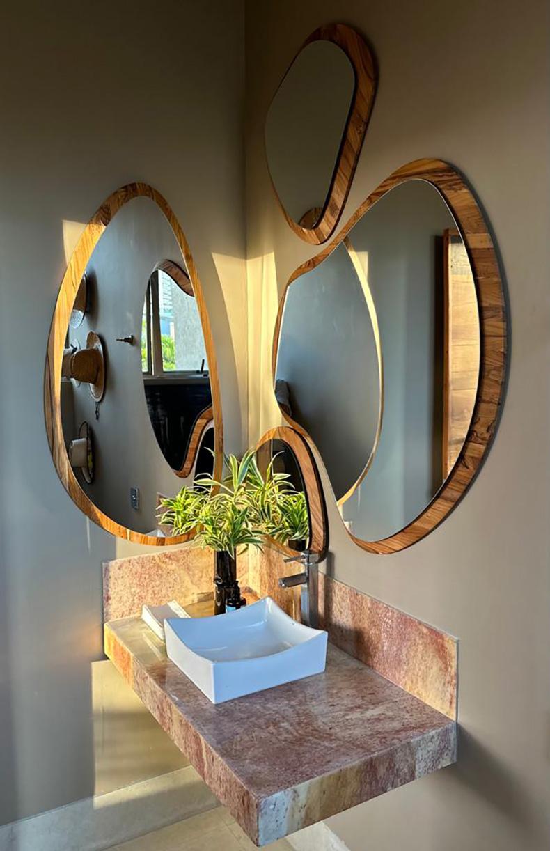 Moderno Specchio in teak con placca unica in finitura argento e design organico - Pantê Line in vendita