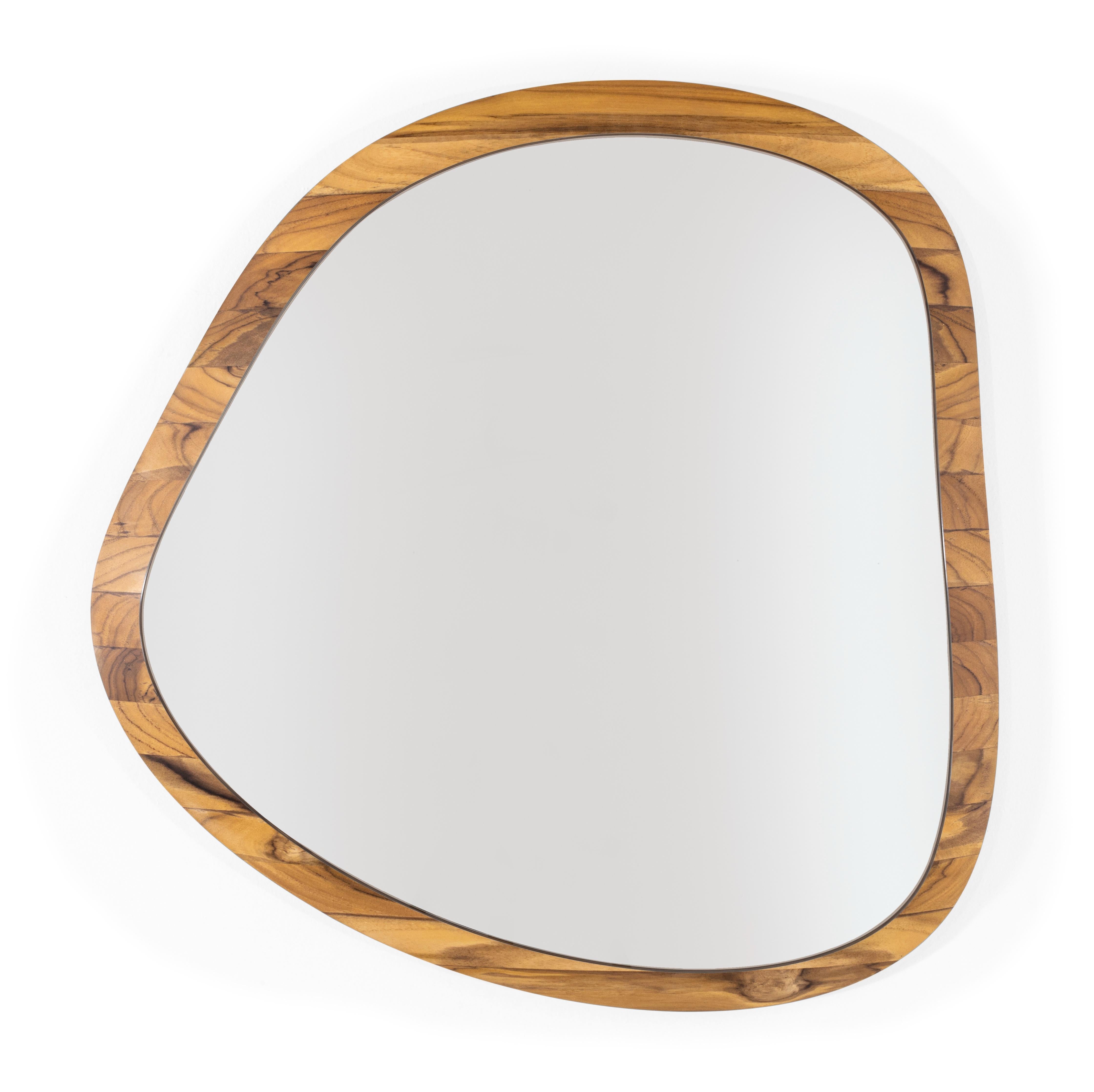 Les formes organiques qui forment la série de miroirs Pantê s'inspirent du motif des taches que l'on voit sur le pelage d'un jaguar. Le design de la menuiserie encadre le miroir, incorporant des éléments de la nature dans la maison. Le bois massif