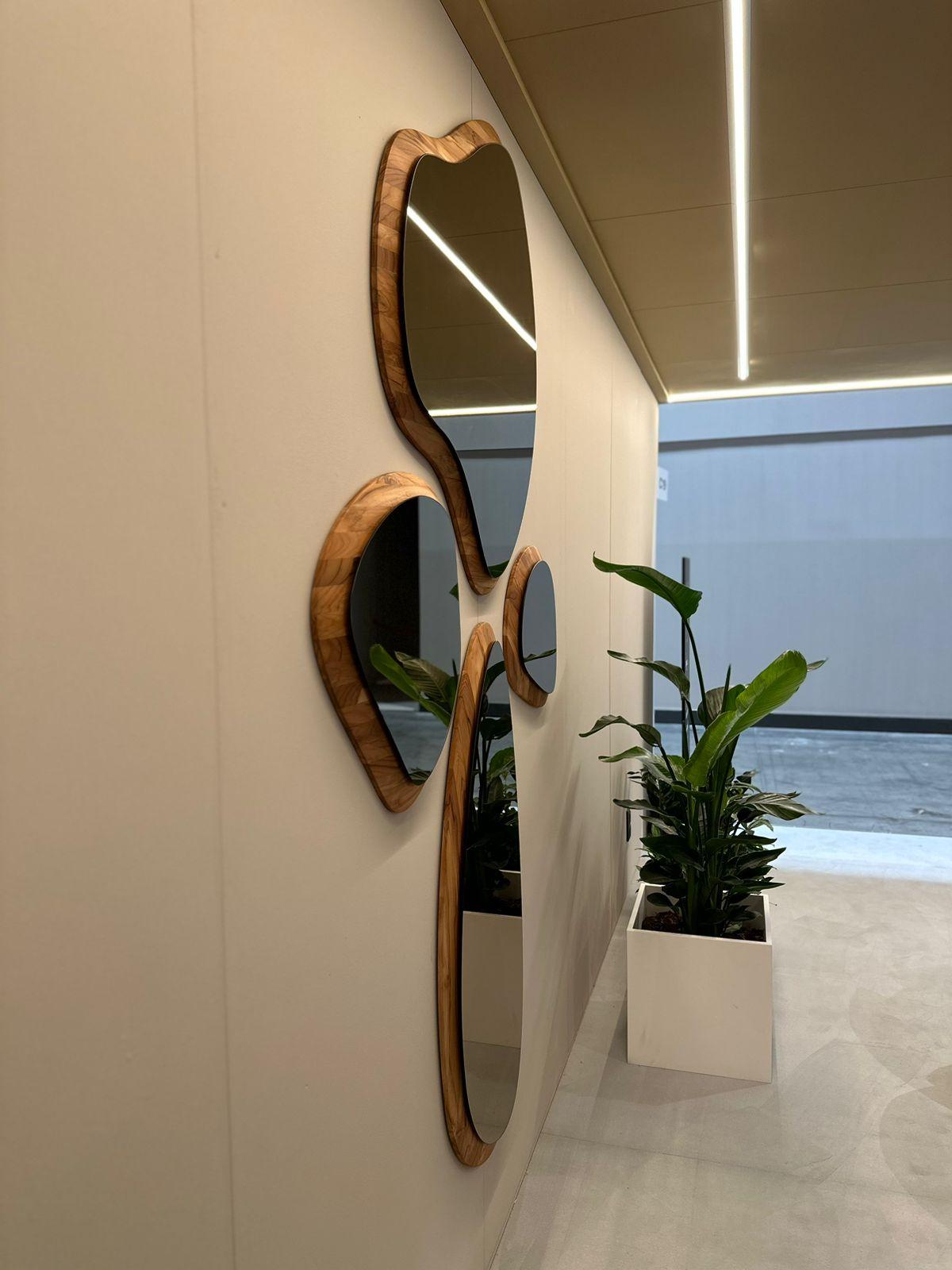 Specchio in teak con placca unica in finitura argento e design organico - Pantê Line In condizioni Nuovo in vendita a Miami, FL