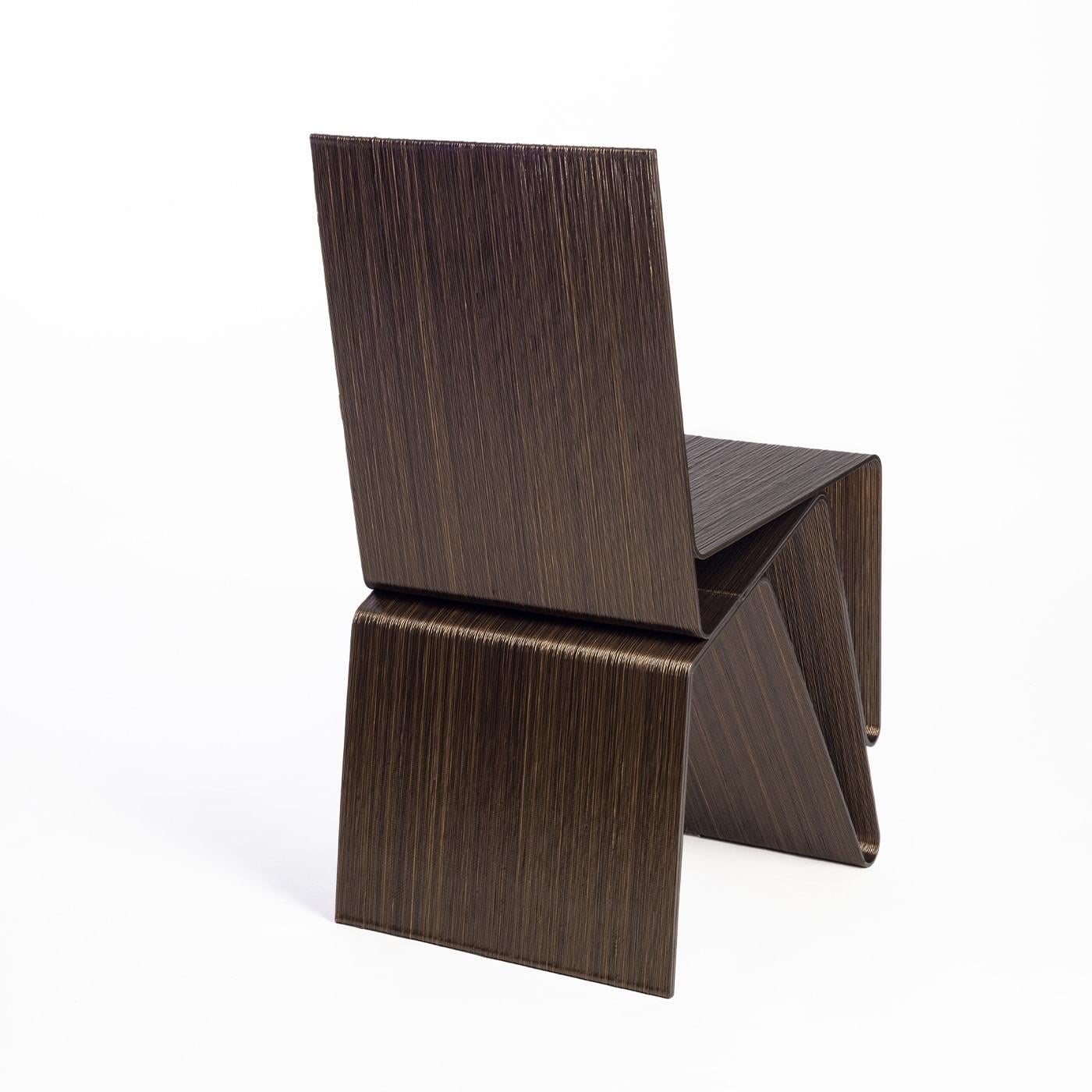 Sinueuse et essentielle, la chaise Pantelleria est réalisée à partir de deux bandes de matériau continu qui reposent l'une sur l'autre. Le dossier et l'assise bougent avec la même harmonie, se conformant aux différentes fonctions et résistances La