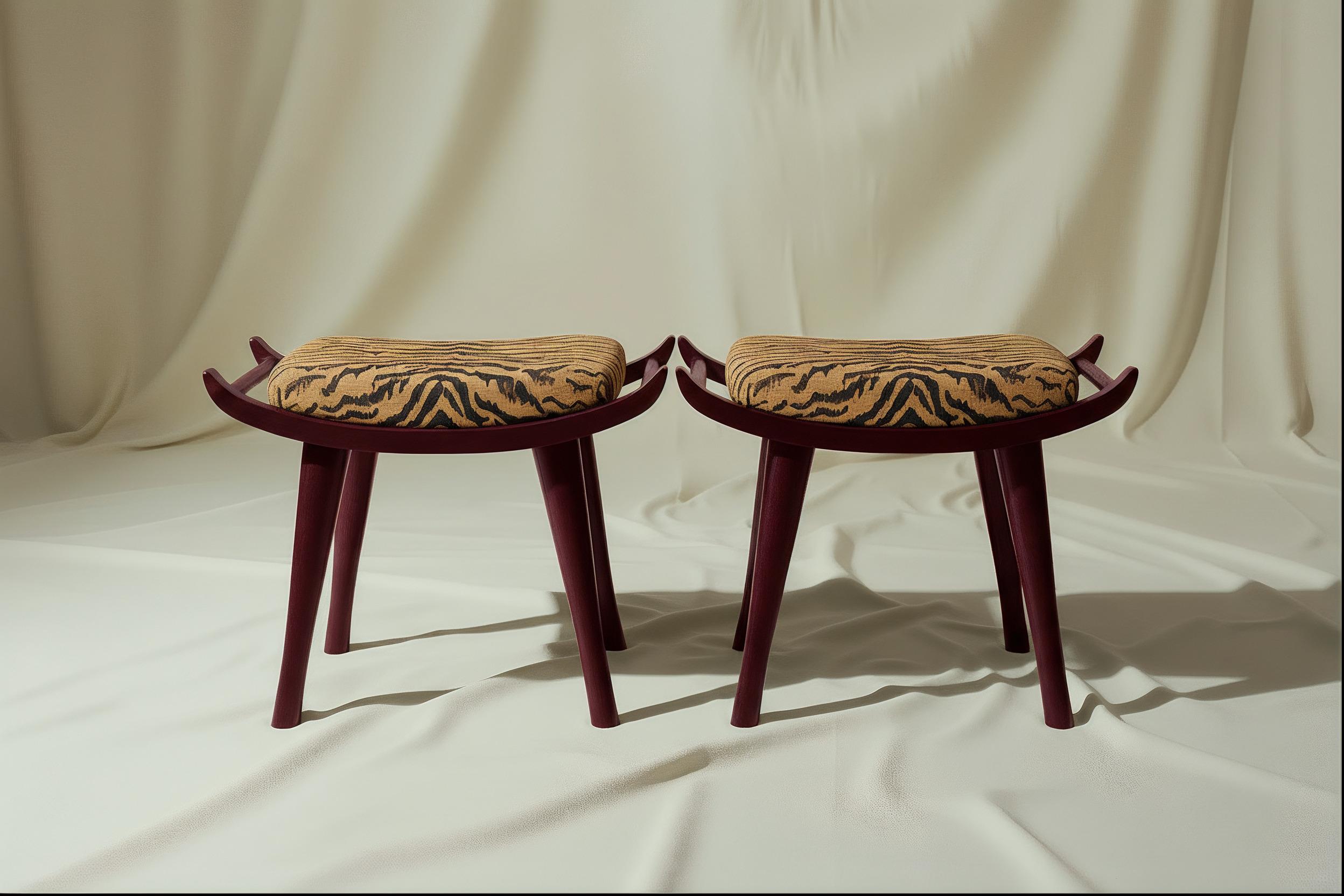 Pantera è uno sgabello che porta la sua eleganza con tranquilla sicurezza. Progettato con linee allungate e geometrie ammorbidite, fonde il comfort con la chiarezza scultorea. La base in legno laccato offre una raffinata silhouette architettonica,
