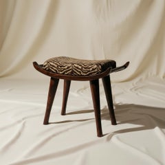 Sgabello laccato Pantera con rivestimento in Dedar di VandaVee