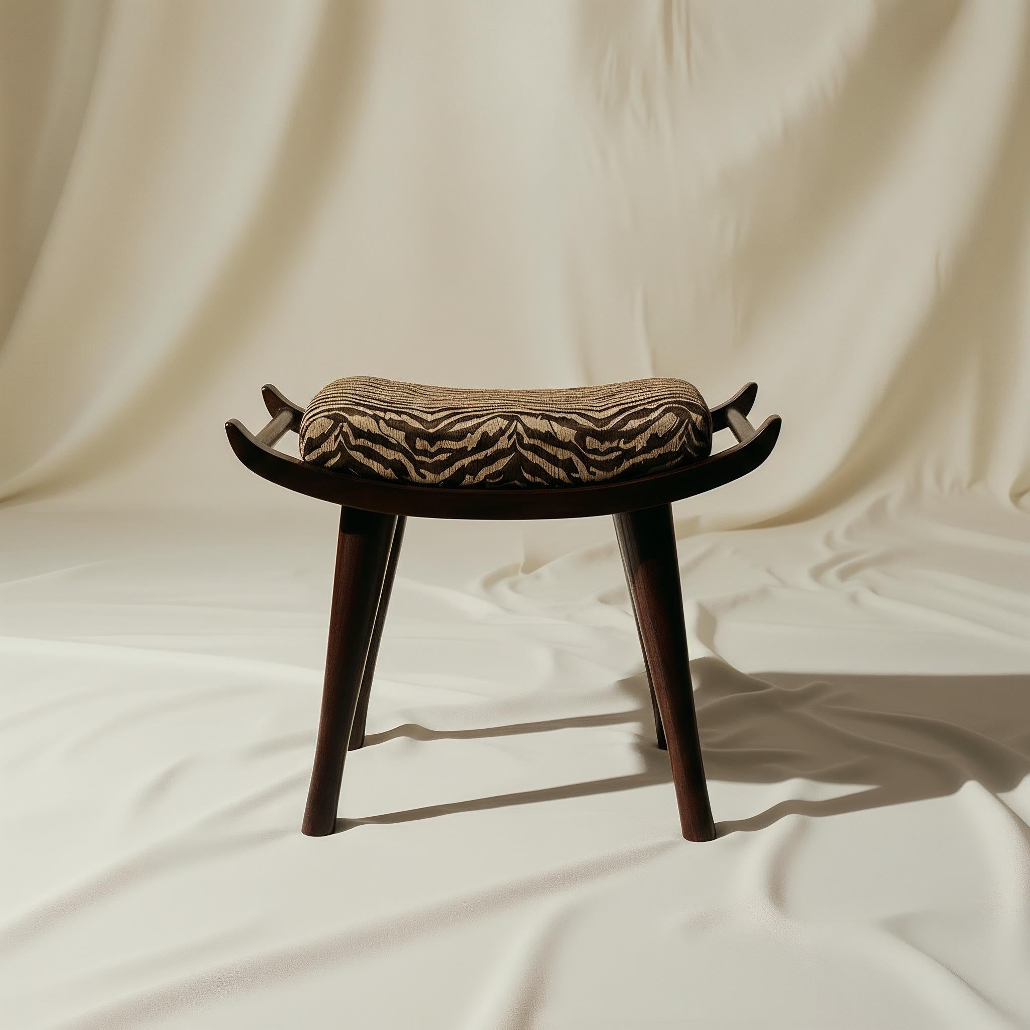 Pantera Lackierter Hocker mit Dedar-Polsterung von VandaVee (Moderne) im Angebot