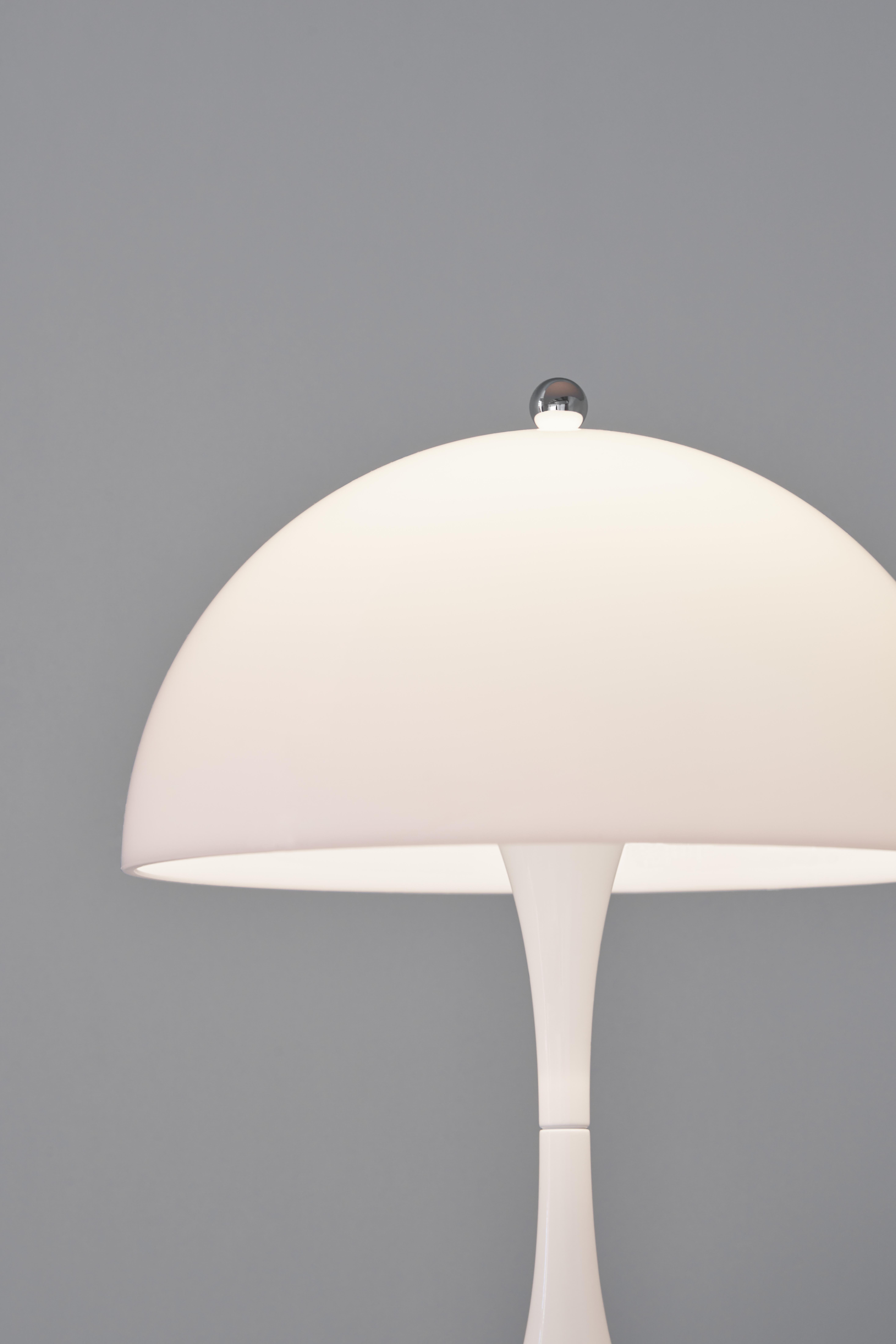 Der 1971 entworfene Panthella gilt inzwischen als einer der bedeutendsten Entwürfe von Verner Panton. Die wiedererkennbare, weiche, organische Form der Tischleuchte ist nicht nur schön, sondern auch funktional, mit einem halbkugelförmigen Schirm,