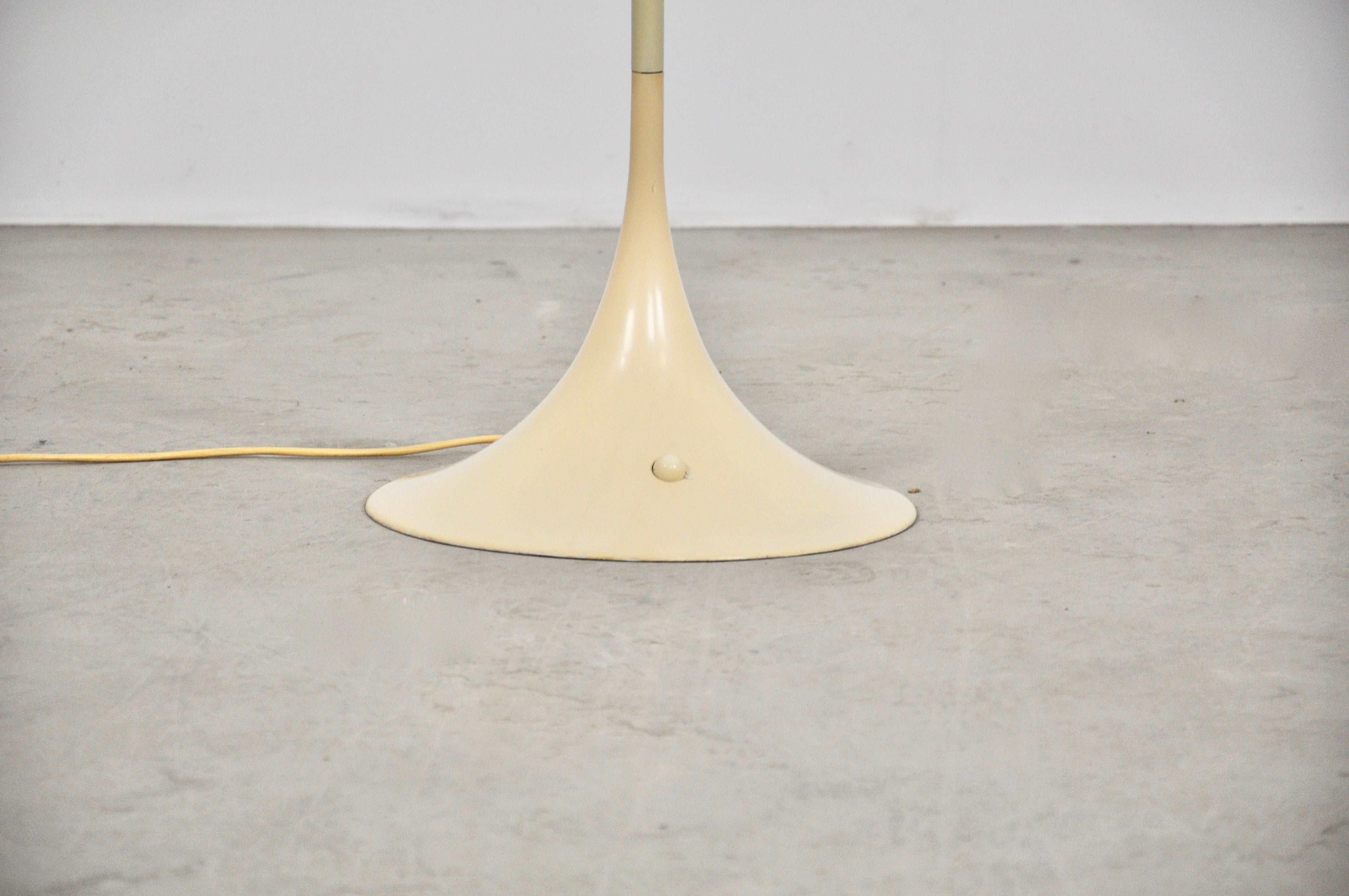 Metal and plastic floor lamp in white, beige color. Wear and tear due to time and the age of the lamp.
  
