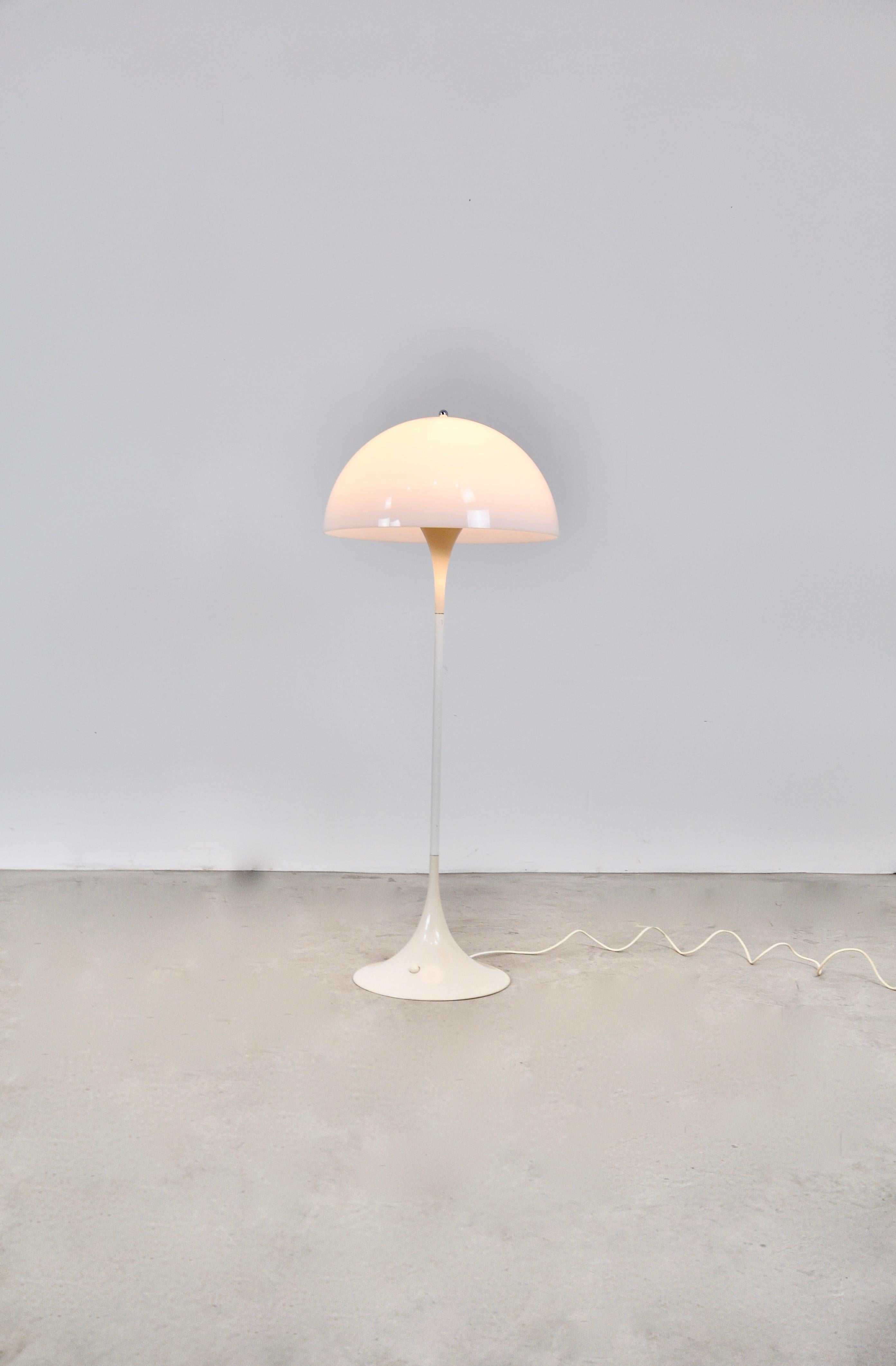 Metal and plastic floor lamp in white, Wear and tear due to time and the age of the lamp.
 