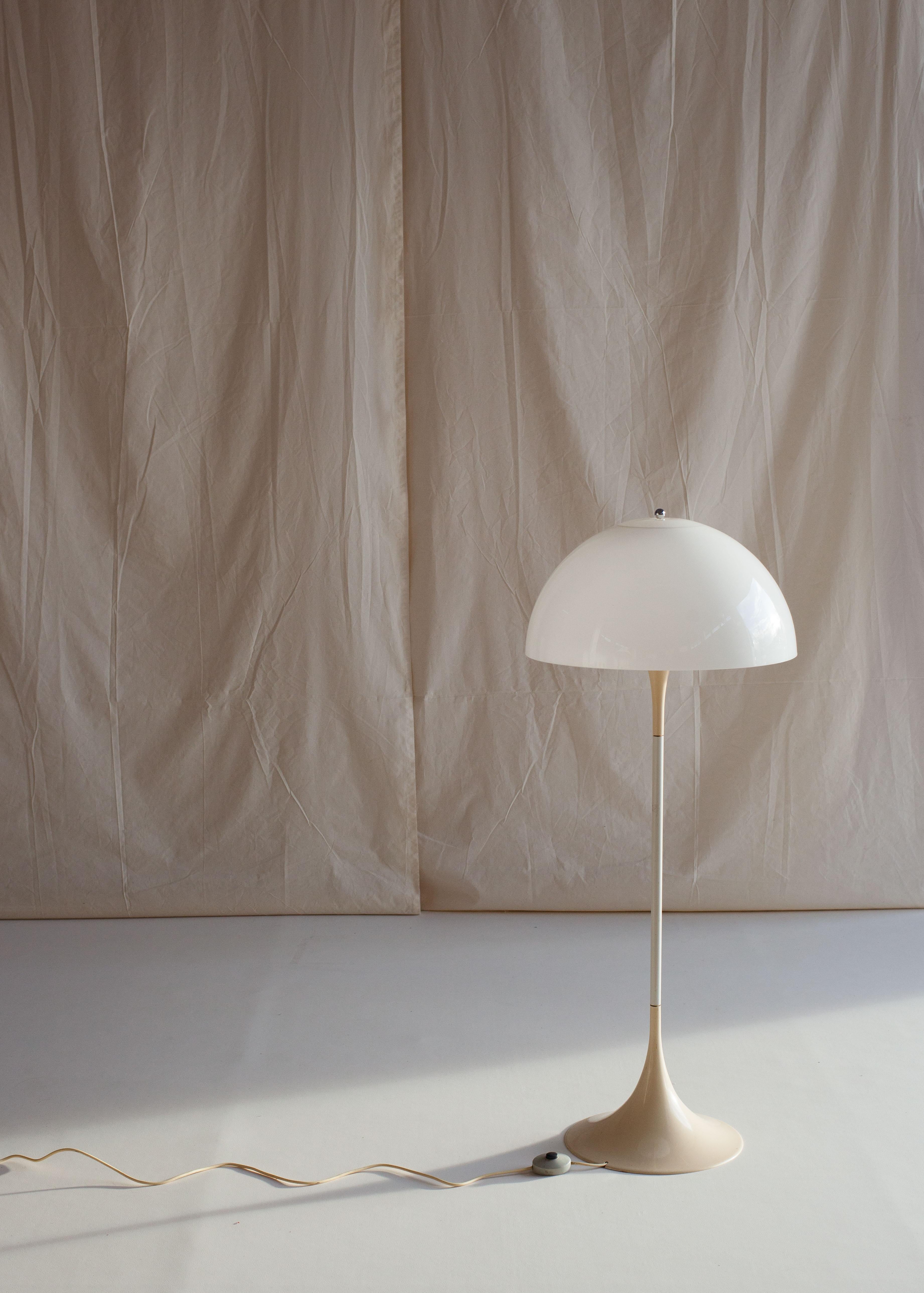 L'emblématique lampe Panthella de Verner Panton pour Louis Poulsen, datant de 1971.

S'inspirant d'Arne Jacobsen, Verner Panton est devenu l'une des principales figures du design danois d'après-guerre. Il est connu pour son utilisation innovante de