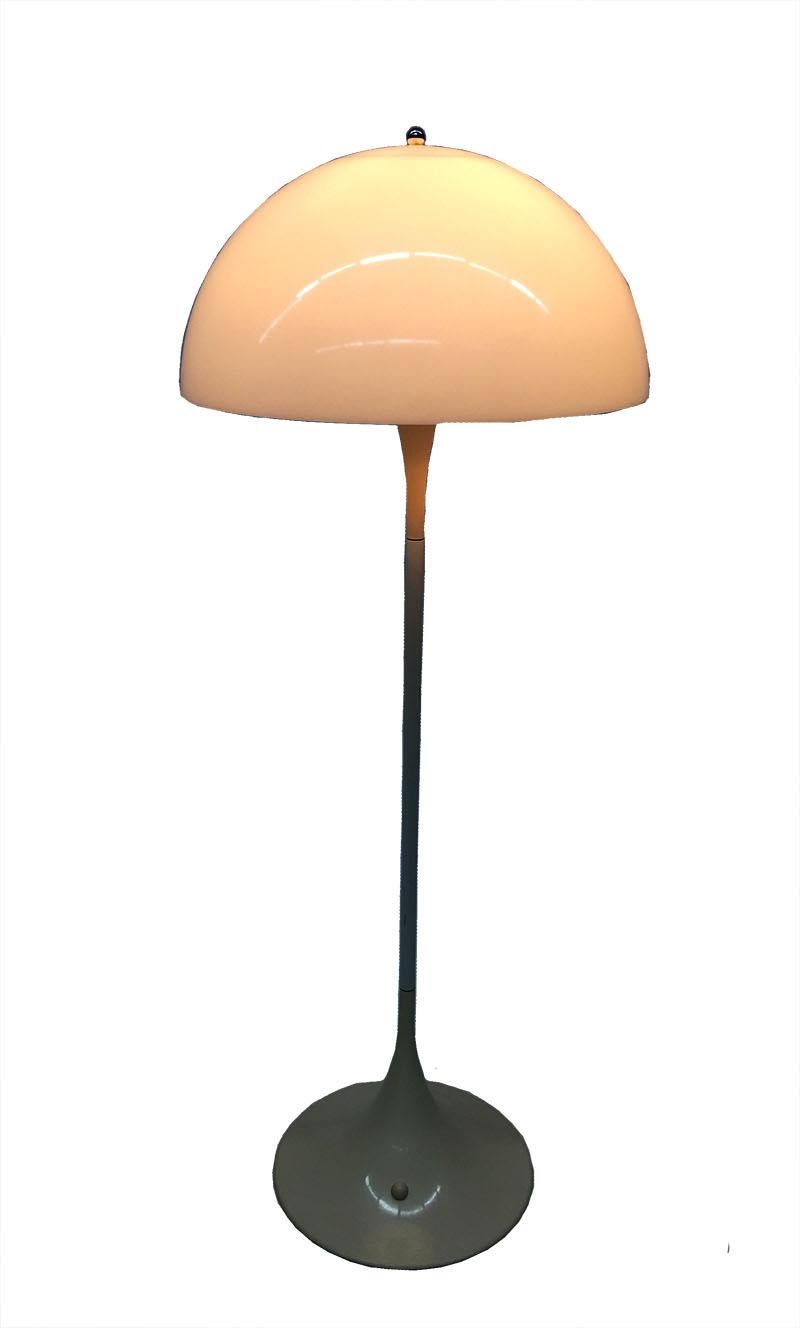 Panthella floor lamp by Verner Panton for Louis Poulsen, Denmark, 1970s

Floor lamp with acrylic shade and button on/off switch with 3 times different lightning in the flute shaped foot.
Type 28715
The measurements are 130 cm high and the shade