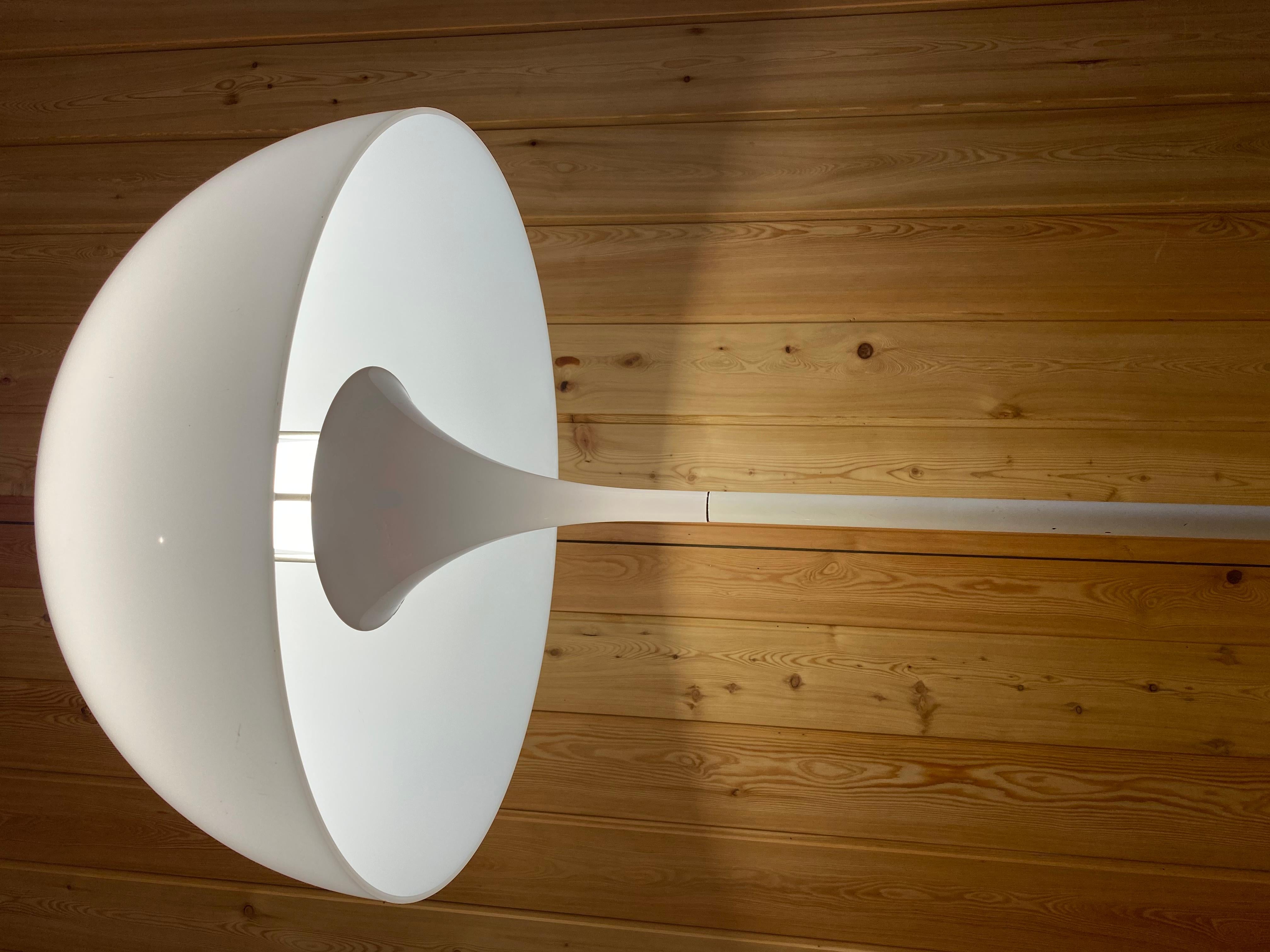 La collection Panthella est basée sur la lampe de table Panthella de 1971. Le célèbre designer Verner Panton souhaitait créer une lampe aux formes organiques qui reflétaient aussi bien la lumière de l'abat-jour que celle du pied de la lampe. 

La