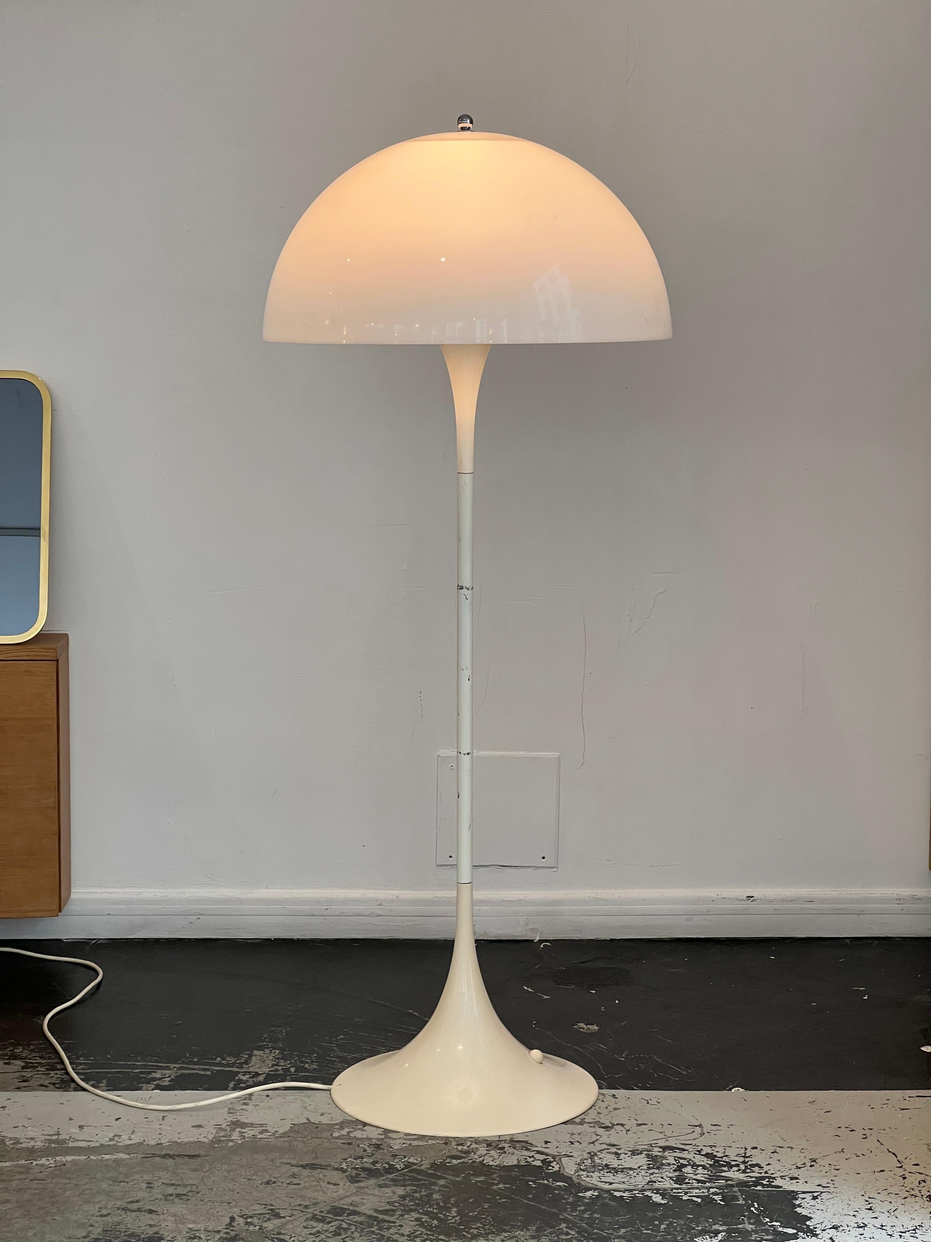Ce lampadaire a été conçu par le designer danois Verner Panton pour Louis Poulsen en 1971. Ce modèle se distingue par sa simplicité, dont la forme organique
émet une lumière diffuse. La base est en plastique moulé avec une tige en métal laqué blanc.