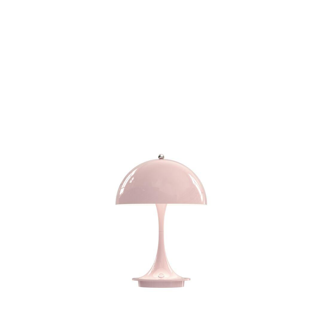 Panthella portatile in metallo di Louis Poulsen
Larghezza x altezza x lunghezza (mm)
160 x 230 x 160 Max. 0,5 kg
Bianco, nero, arancione o rosa chiaro, verniciato a polvere.
Paralume: acciaio stampato. Base: alluminio fuso.