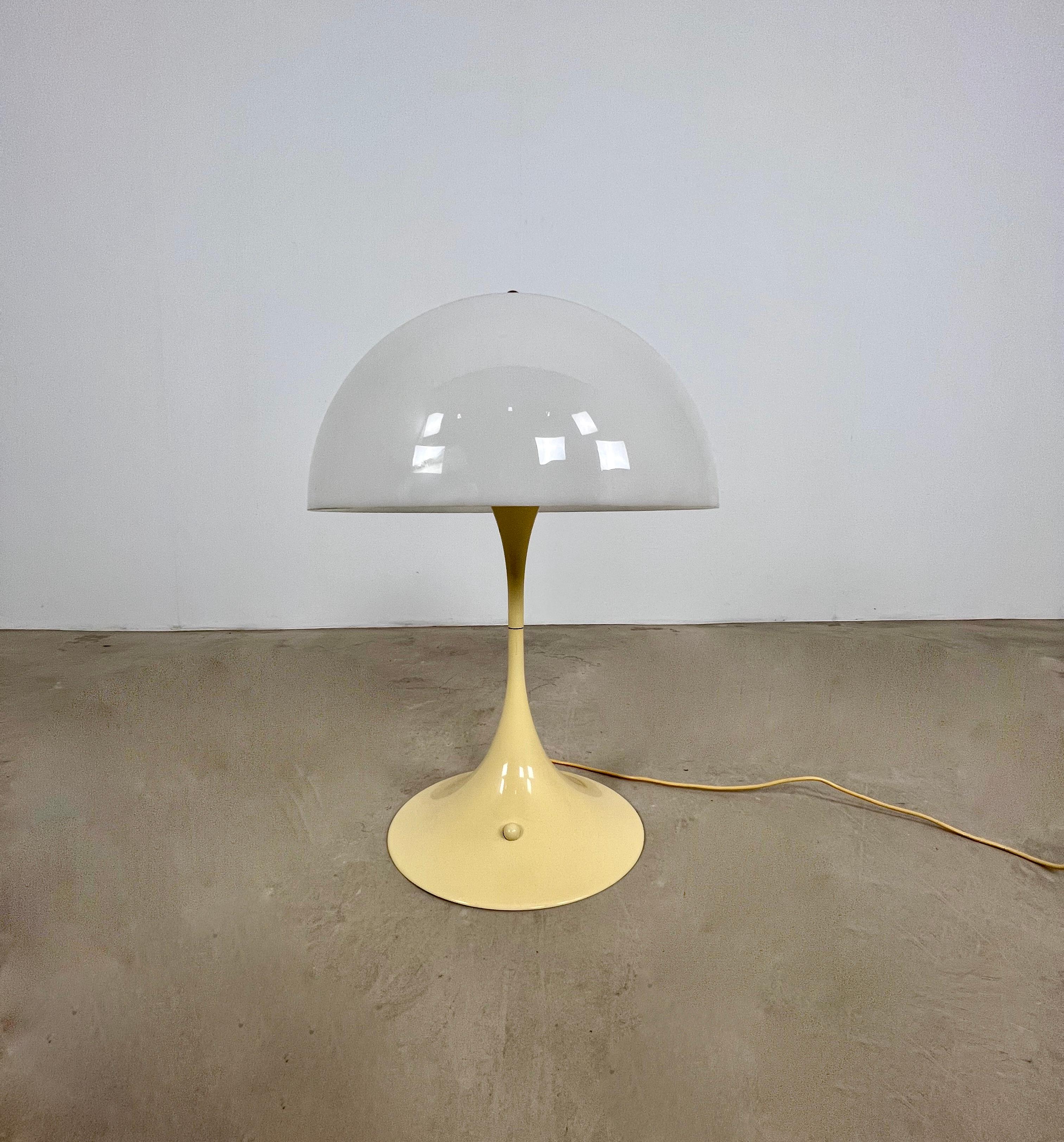 Lamp in plastic of color white cream. Stamped under the lamp. Wear due to time and age of the lamp.