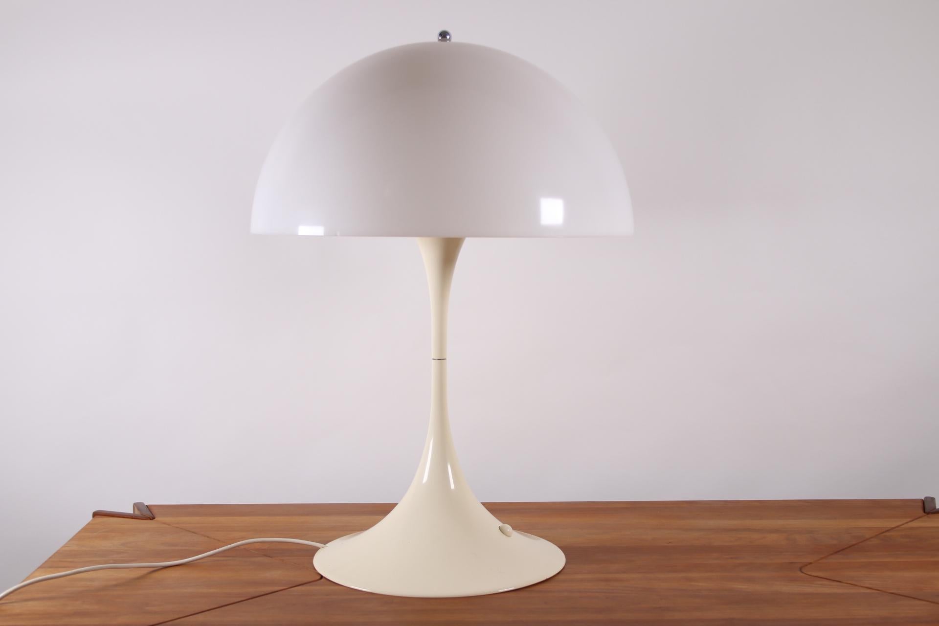 This beautiful Panthella table lamp has an interesting rounded design. It was made for the manufacturer Louis Poulsen by the Danish Verner Panton. 
The foot of this lamp is made of plastic. It also holds the switch, which has three settings. The