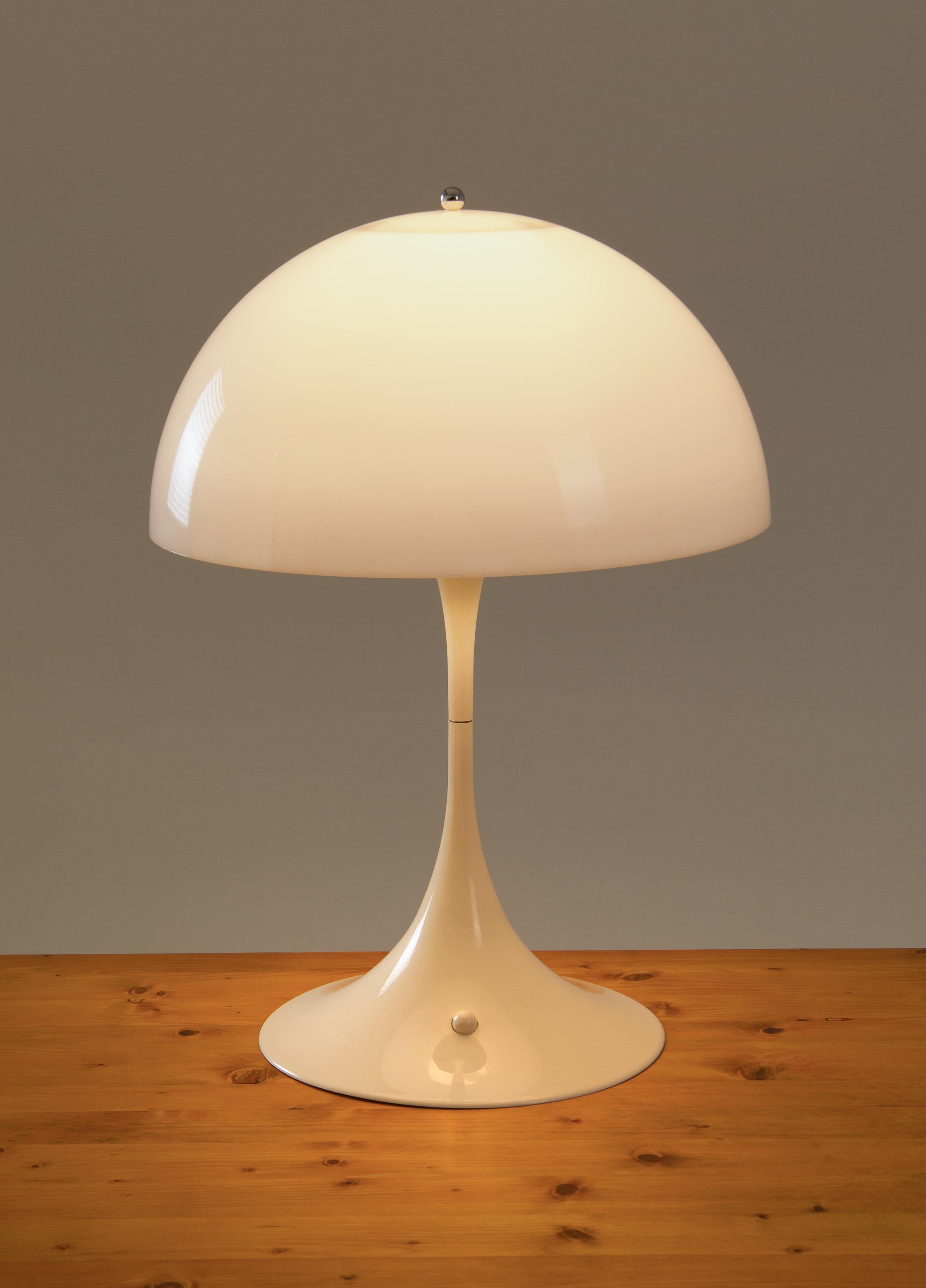 Cette lampe de table 'Panthella' provient de la ligne de production originale de Louis Poulsen. 
Conçue par Verner Panton en 1971, elle est devenue l'une de ses créations les plus reconnues. Un an seulement après sa création, il a reçu l'iF Design