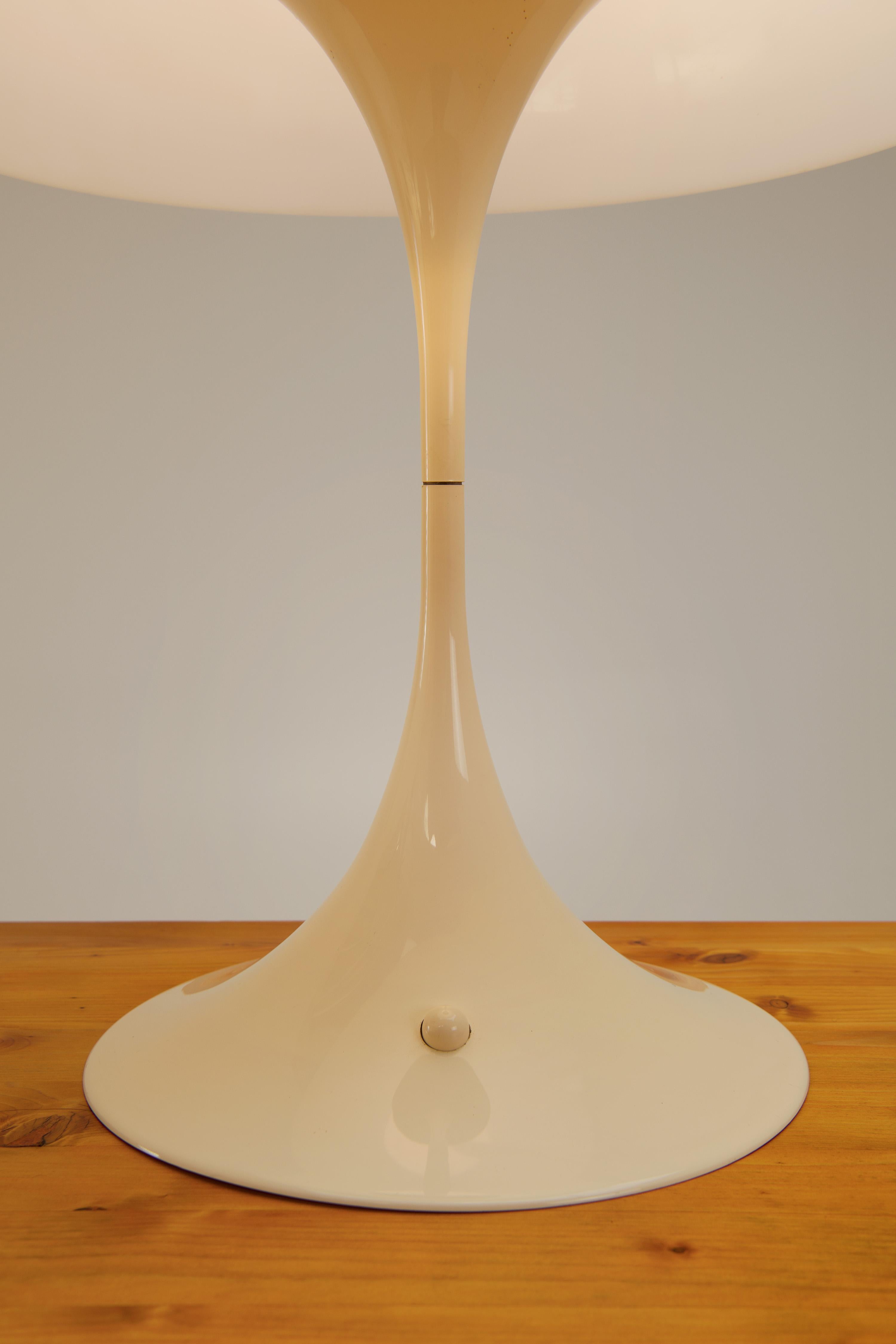 20ième siècle Lampe à poser 'Panthella' Verner Panton en vente