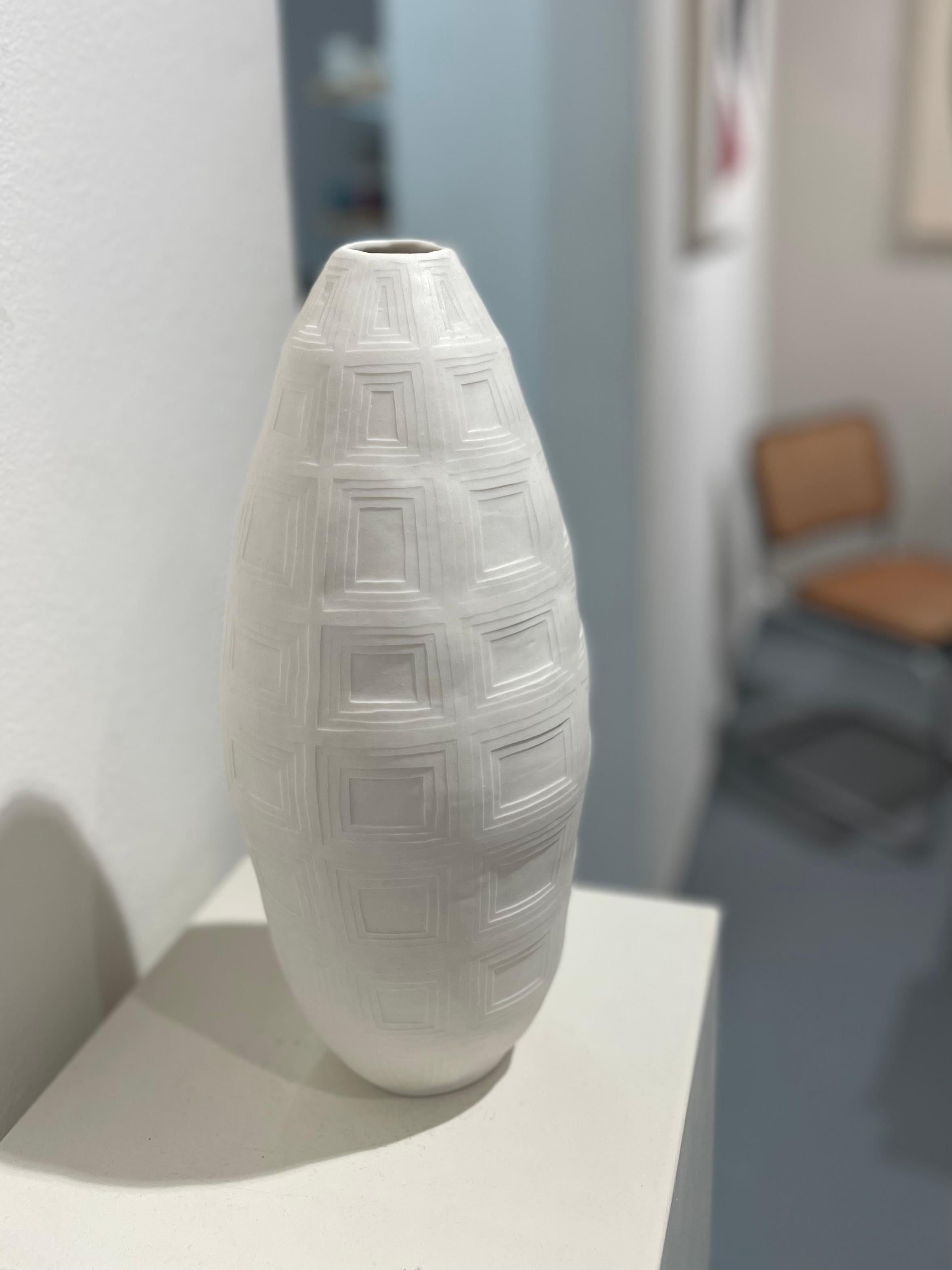 Ti presentiamo il vaso Pantheon in porcellana fatta a mano dell'esclusiva collezione ARCHITECTURE di JHA Porcelain. Questo vaso unico, costruito a mano, è realizzato con la tradizionale tecnica della bobina, che gli conferisce un aspetto distintivo