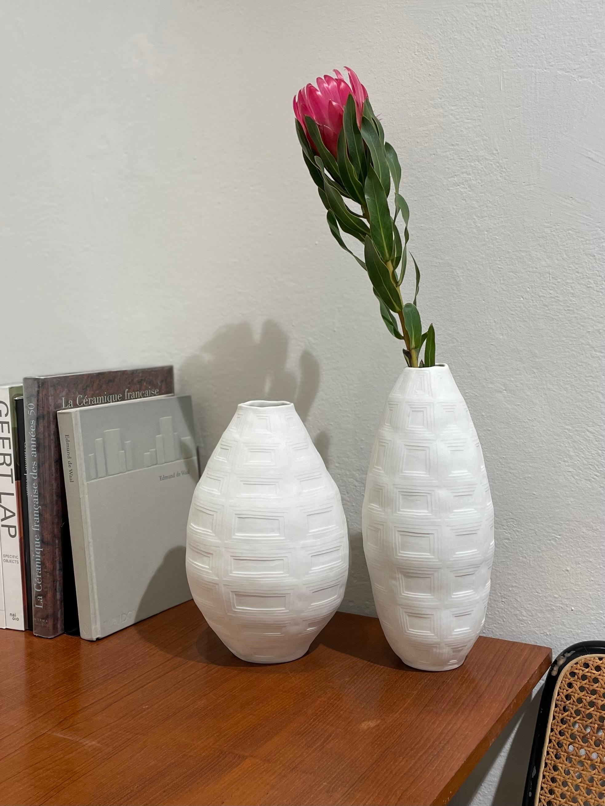 Italiano PANTHEON 1 vaso, vaso contemporaneo in porcellana fatto a mano, bianco in vendita