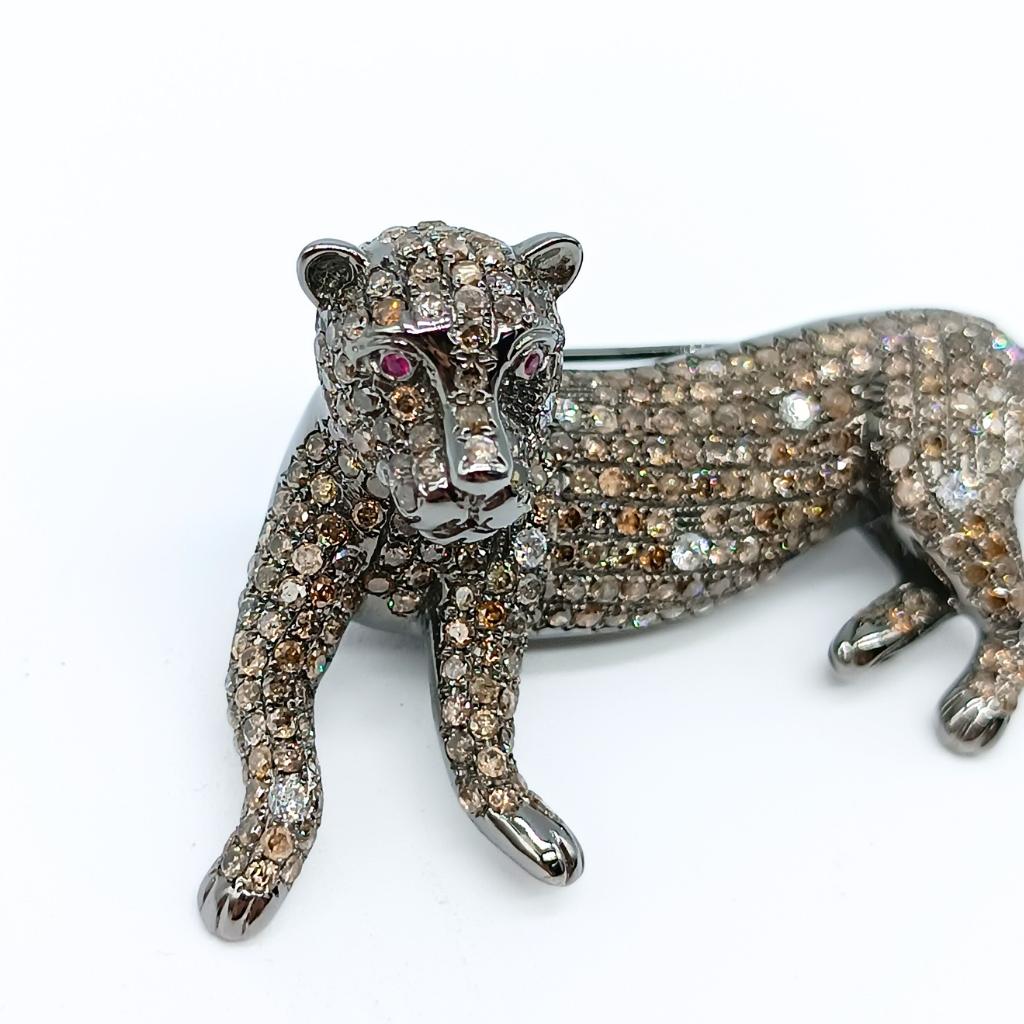 Panther Brooch in White Gold with Black Rhodium
378 White, Yellow and Brown Diamonds in Brilliant-cut
2 Round-cut Rubies in the eyes
18K Gold 25.8gr
378 Diamonds 7.98k
2 Rubies 0.02k