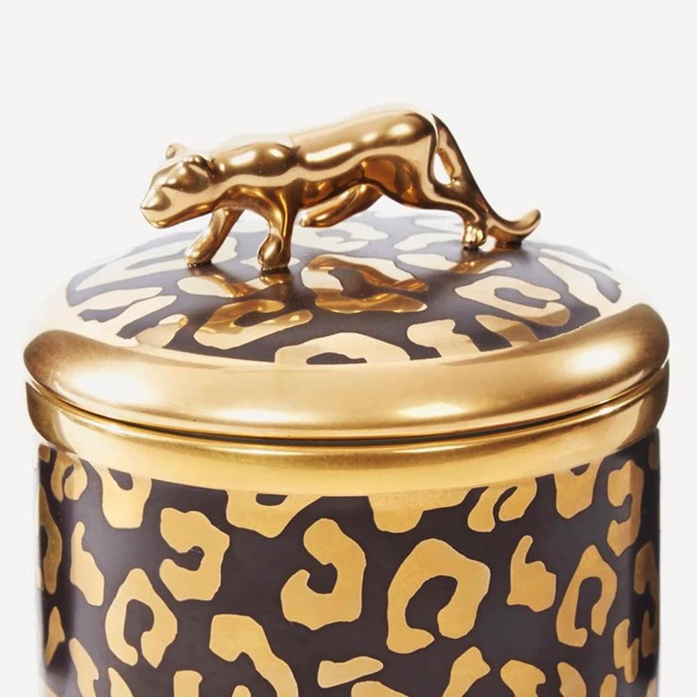 Candle Panther made in porcelain with 24-Karat
gold-plated panther on the lid. In porcelain with
panther pattern, 24-karat gold-plated. Include paraffin wax 
with single wick. Delivered in a luxury gift box.