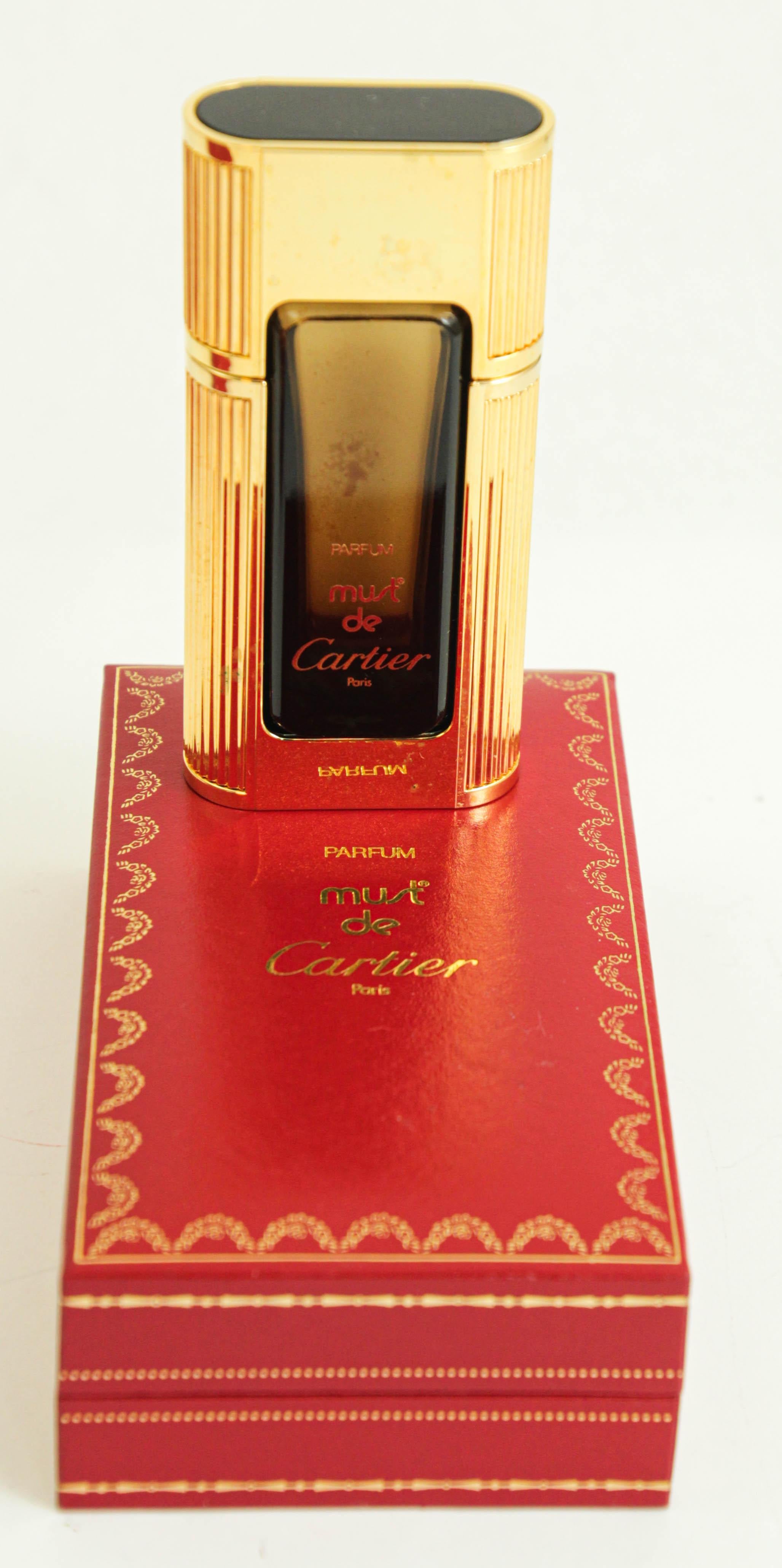 Must de Cartier Paris Bottiglia di profumo vintage da collezione vuota in scatola originale in stile Art Déco.
PARFUM Must de Cartier Paris originale d'epoca, anni '80 circa.
Il flacone è vuoto e viene fornito nella sua elegante scatola originale di