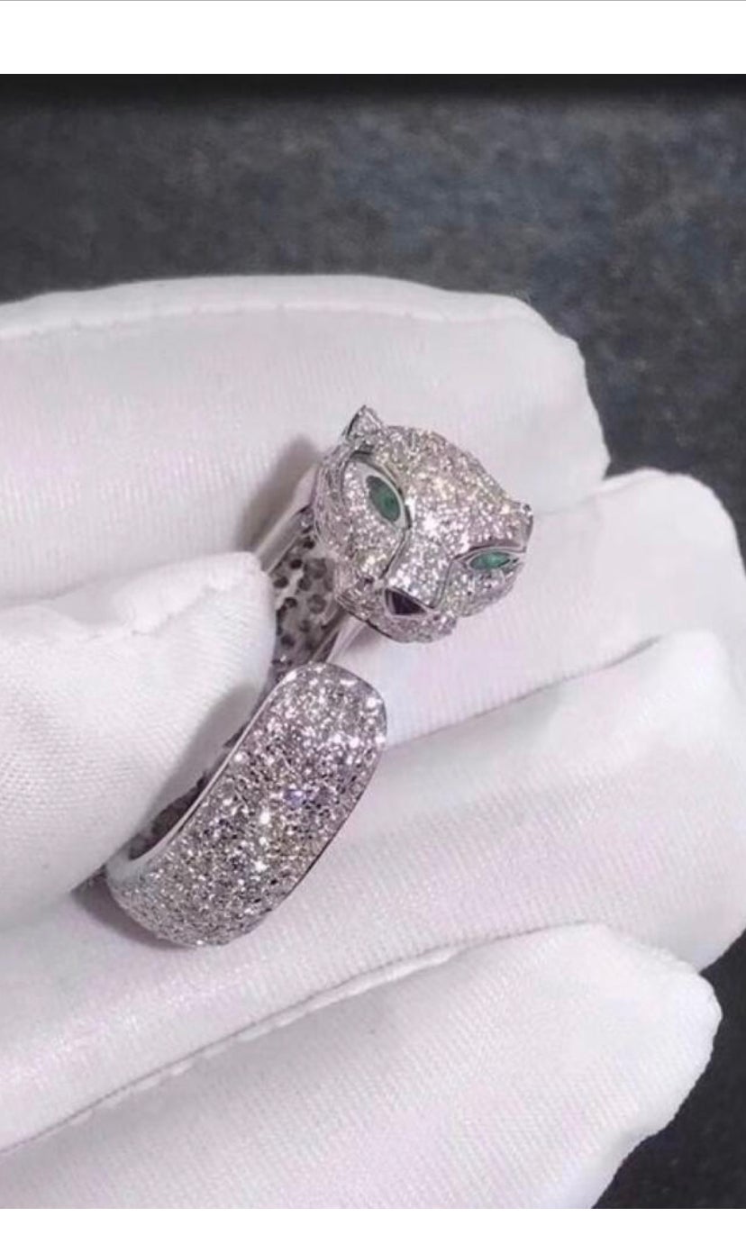 A gorgeous Panther De Cartier ring.
It was a special order on request with 4,00 carats of diamonds .
Hallmark Cartier.
Serial number.
Original box and certificate.
Size 53.

Note: on my shipment, no taxes.





