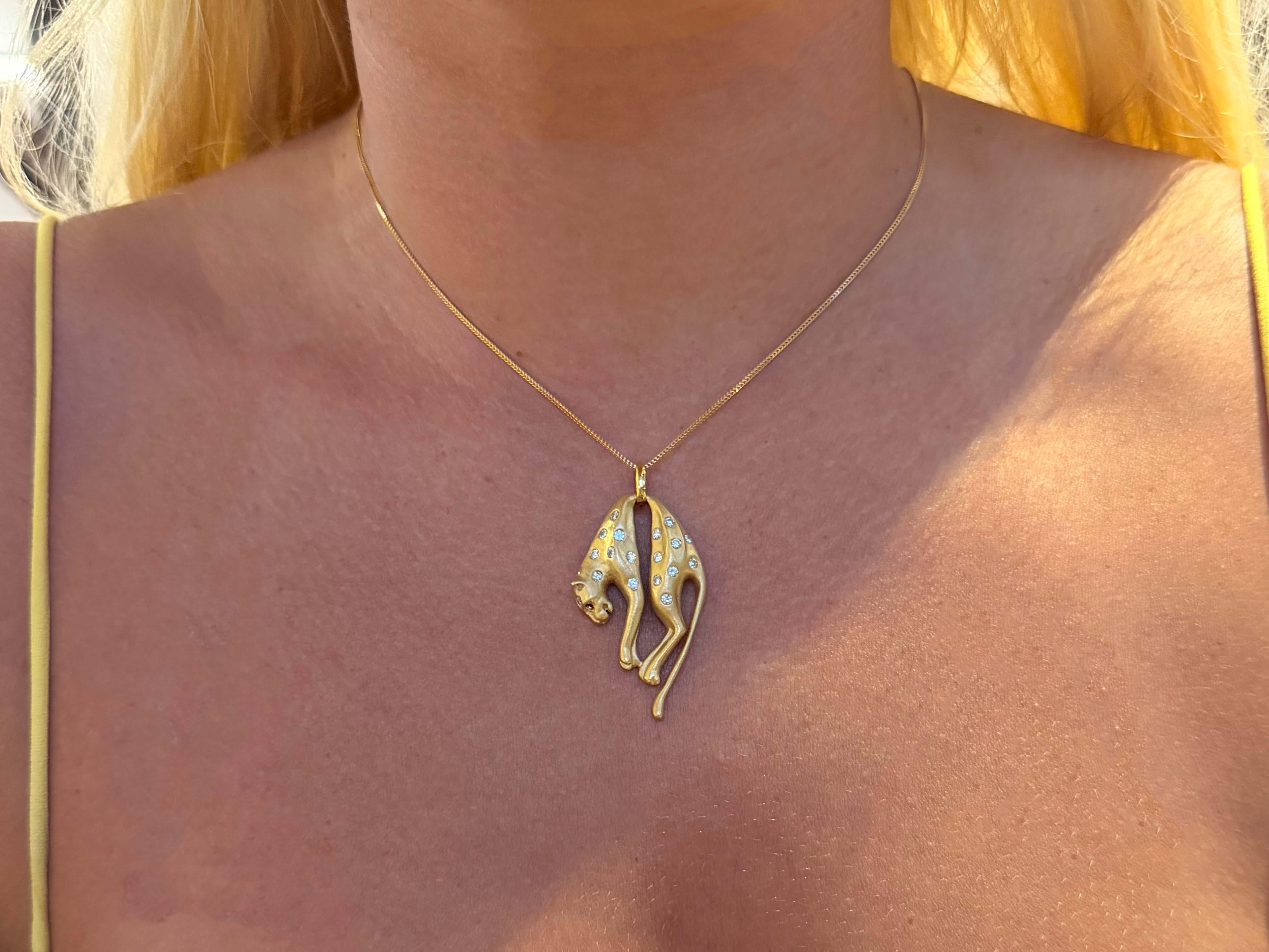 Spécifications de l'article :

Métal du collier : or jaune 18k

Poids total : 12.2 grammes

Nombre d'émeraudes vertes : 1

Émeraude verte Poids en carats : 0.02

Nombre de diamants : 19 taille brillant

Couleur du diamant : F-G

Clarté du diamant :