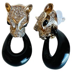 Orecchini a cerchio Panther Door Knocker con strass e placca d'oro nera
