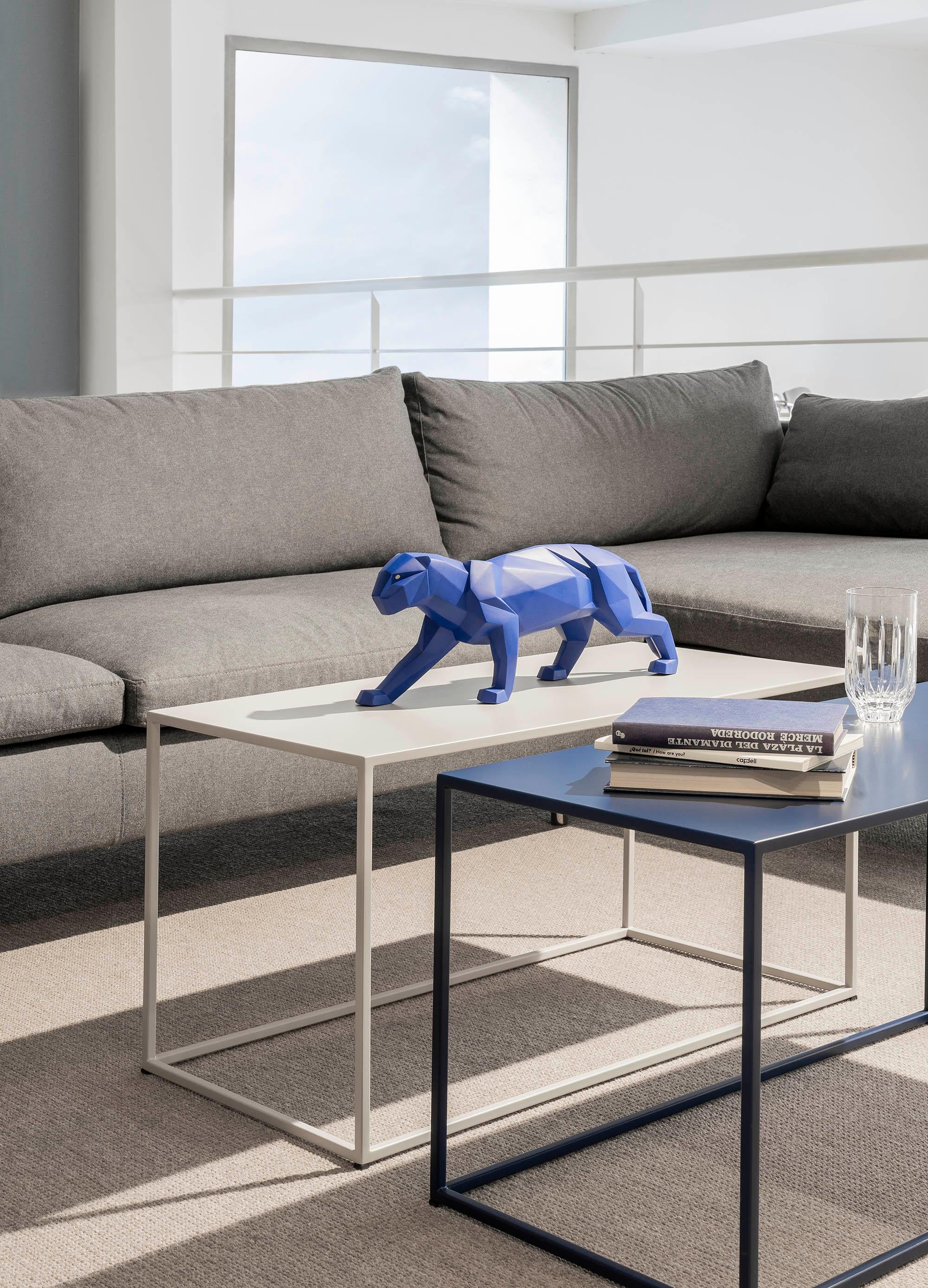 Eine Porzellanfigur, die beweist, dass Originalität und Innovation nicht im Widerspruch zur Eleganz stehen müssen. Die reinen Linien eines der schönsten Tiere der Welt, interpretiert nach einem attraktiven und raffinierten Spiel von geometrischen
