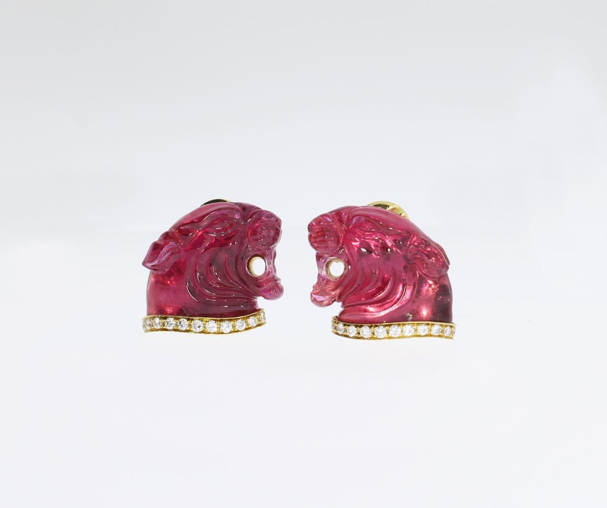 Italy, 1970's. Panther head in pink tourmaline carved. Diamond collar with 22 brilliant-cut diamonds 
with a total weight of ca. 1,8 ct. Mounted in 18 K yellow gold. Marked with the purity 750, Star 869 AL on the back. Weight: 23,22 grams.