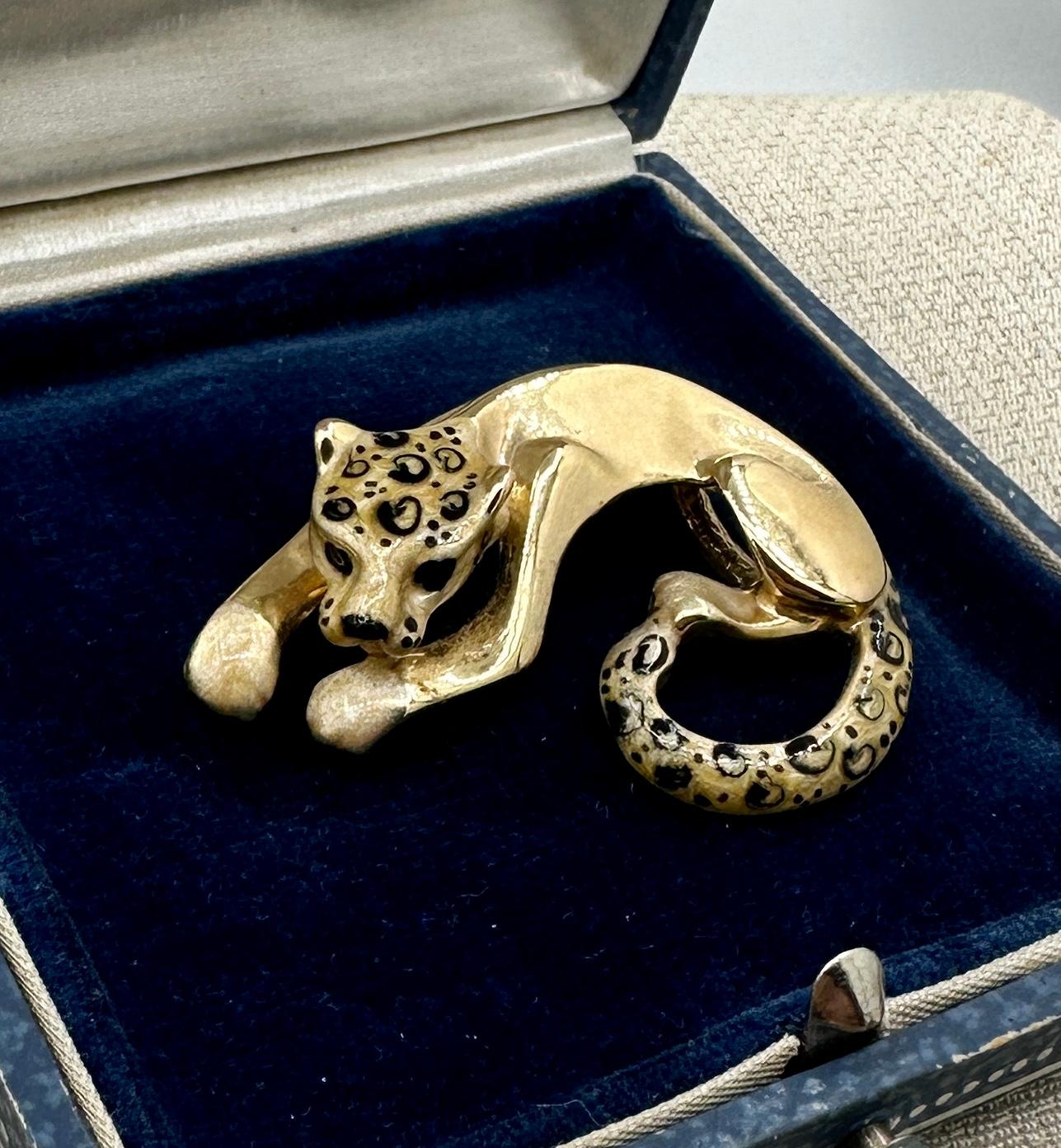 Si tratta di un meraviglioso ciondolo a forma di pantera, leopardo o ghepardo in oro giallo 14 carati, ornato da favolose macchie di smalto.  Questo splendido ciondolo riprende lo stile dei gioielli della pantera di Cartier.  La pantera ha un