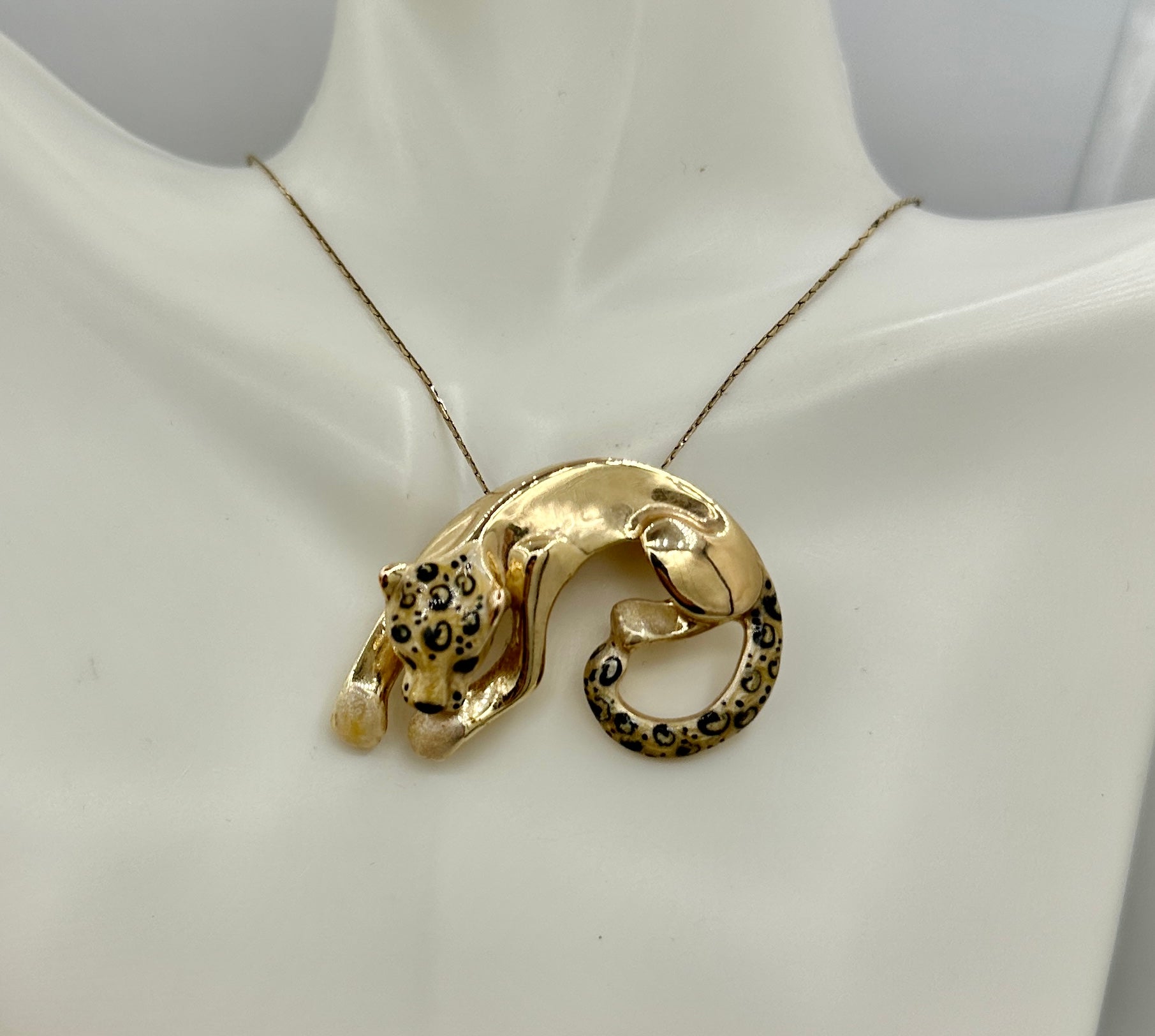 Rétro Pantera Leopardo Ghepardo Collana con ciondolo smaltato in oro 14 carati stile Cartier in vendita