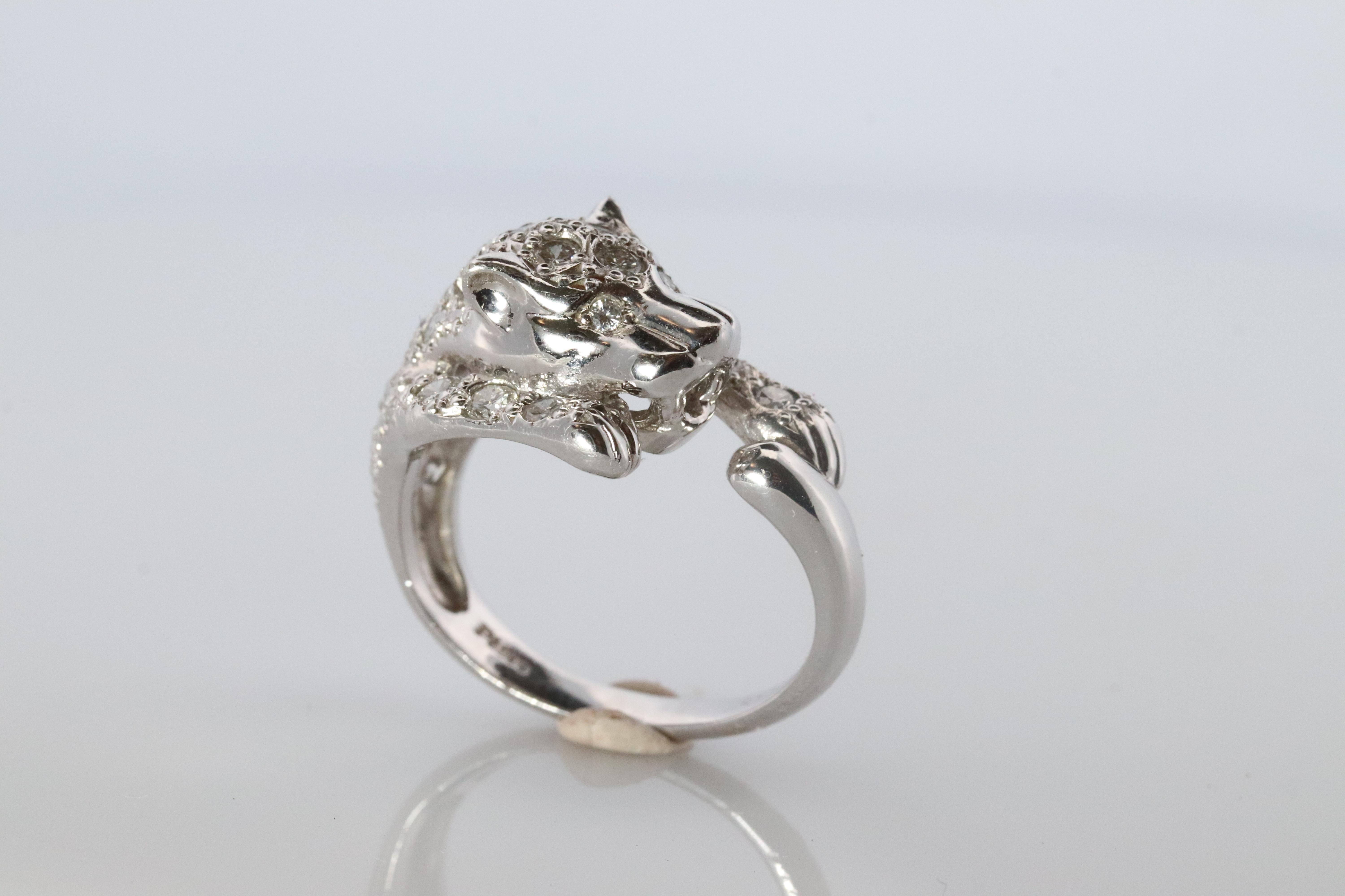 Magnifique panthère, léopard ou guépard incrusté de diamants

Platinum PT900 Setting.
10,6 grammes de poids total

1,10 CTW de diamants. Clarté SI et couleur H-I

Détails :
Taille 6
Merveilleuse et RARE pièce.