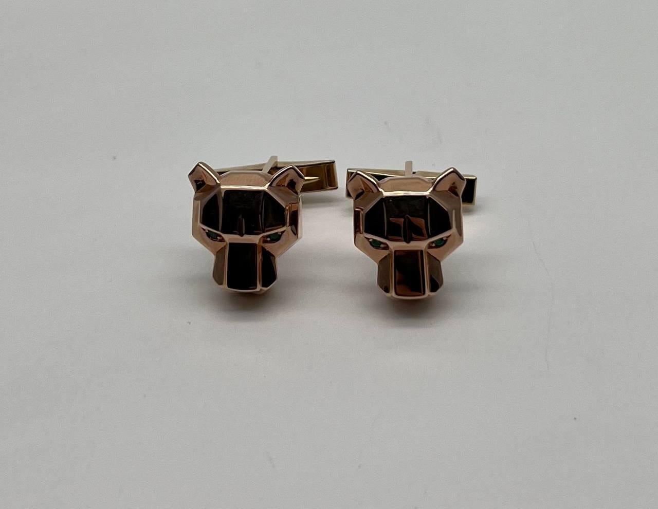 Questi gemelli di grande effetto sono realizzati con un design elegante e geometrico che ricorda la testa di una pantera. La superficie in metallo lucido riflette magnificamente la luce, mettendo in risalto le sfaccettature angolari e dando al pezzo
