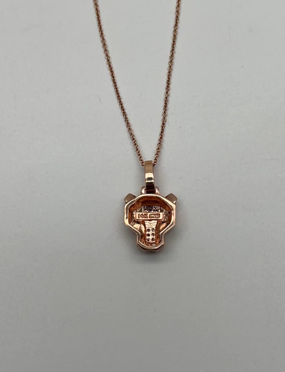 Moderne Collier pendentif panthère léopard jaune lion en or rose, émeraude verte et diamant en vente