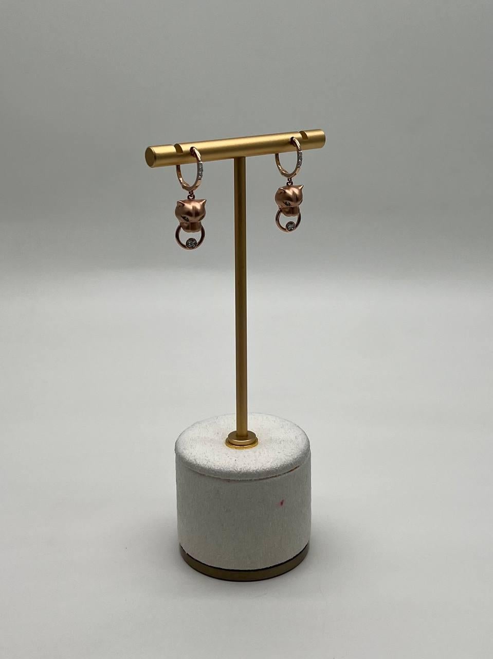 Erhöhen Sie Ihren Stil mit diesen einzigartigen Ohrringen aus 14 Karat Roségold von. Mit 0,09 Karat weißen Diamanten und 0,04 Karat Smaragden bieten diese Ohrringe einen subtilen und doch auffälligen Kontrast. Das Design zeigt ein verspieltes Motiv,