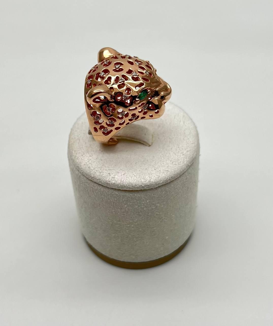 A bold fusion of elegance and ferocity. This striking ring features a meticulously crafted leopard head design. The piece is adorned with 0.19 carats of white diamonds, adding a touch of sparkle to the intricate gold setting. The eyes are set with