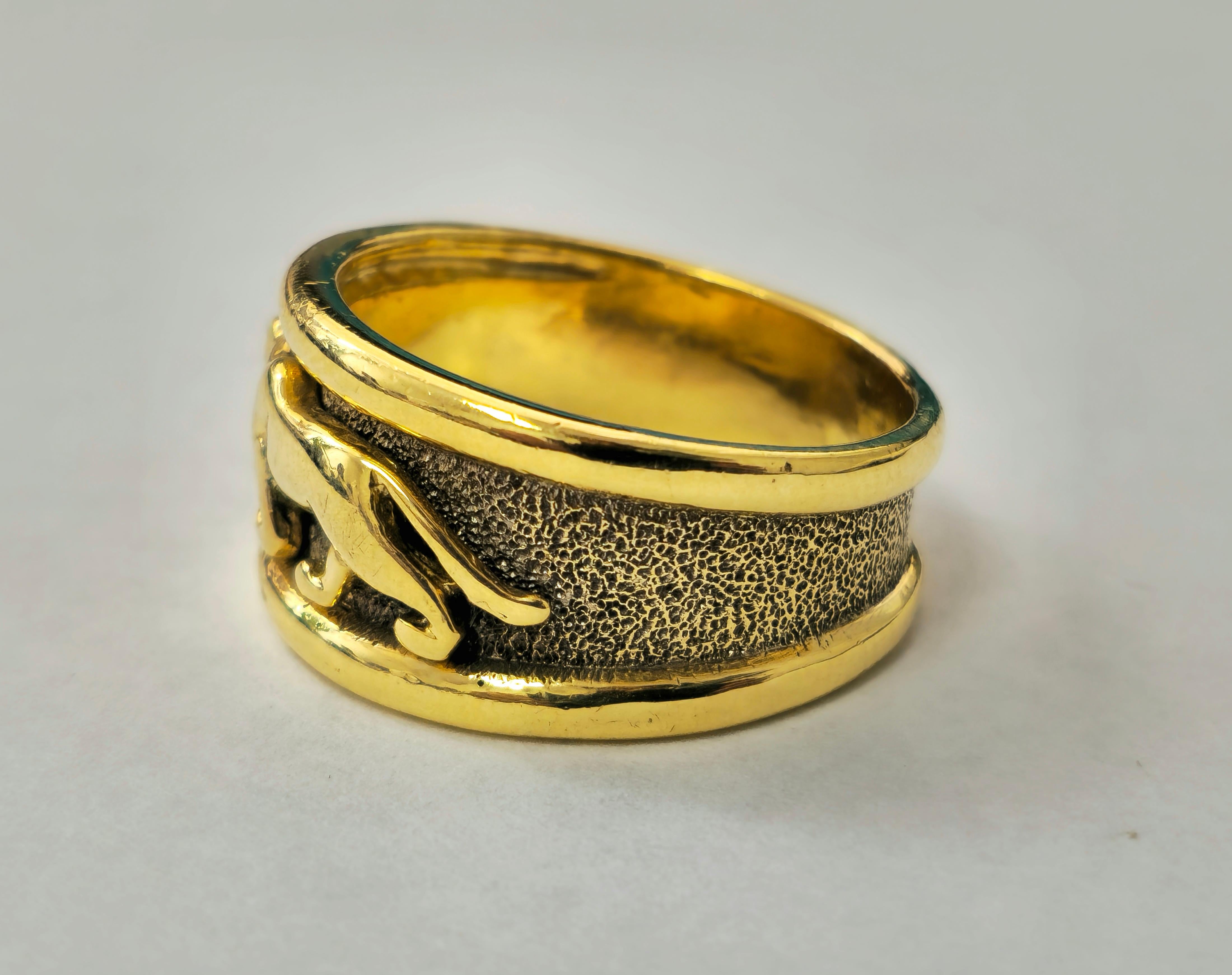 Dieser Vintage-Ring aus 14-karätigem Gelbgold mit einem Gewicht von 9,50 Gramm besticht durch sein unverwechselbares Panthermotiv, das zeitlose Eleganz und Stil ausstrahlt. Mit ihrem vielseitigen Unisex-Design bietet sie eine perfekte Passform für