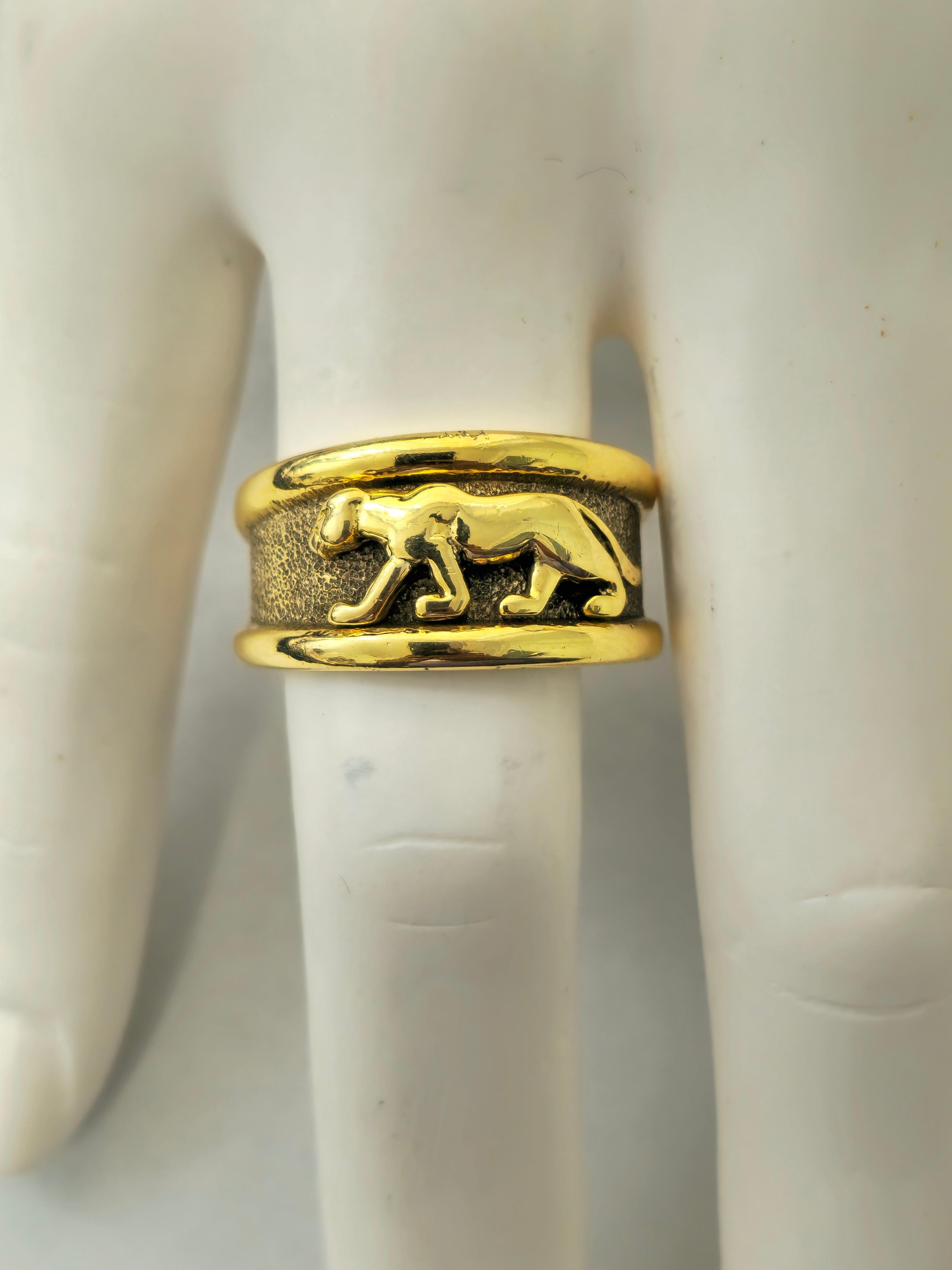 Panther Motif Gold Ring in 14k Gold In Excellent Condition For Sale In Miami, FL
