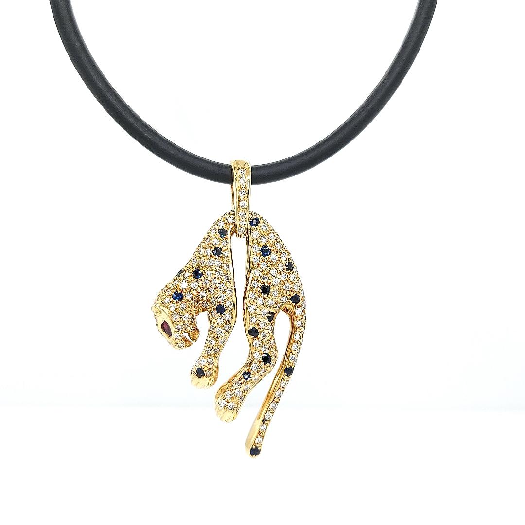 Colgante Pantera 18 kt con Diamantes, Zafiro, Rubí en Nuevo estado para la venta en Antwerp, BE
