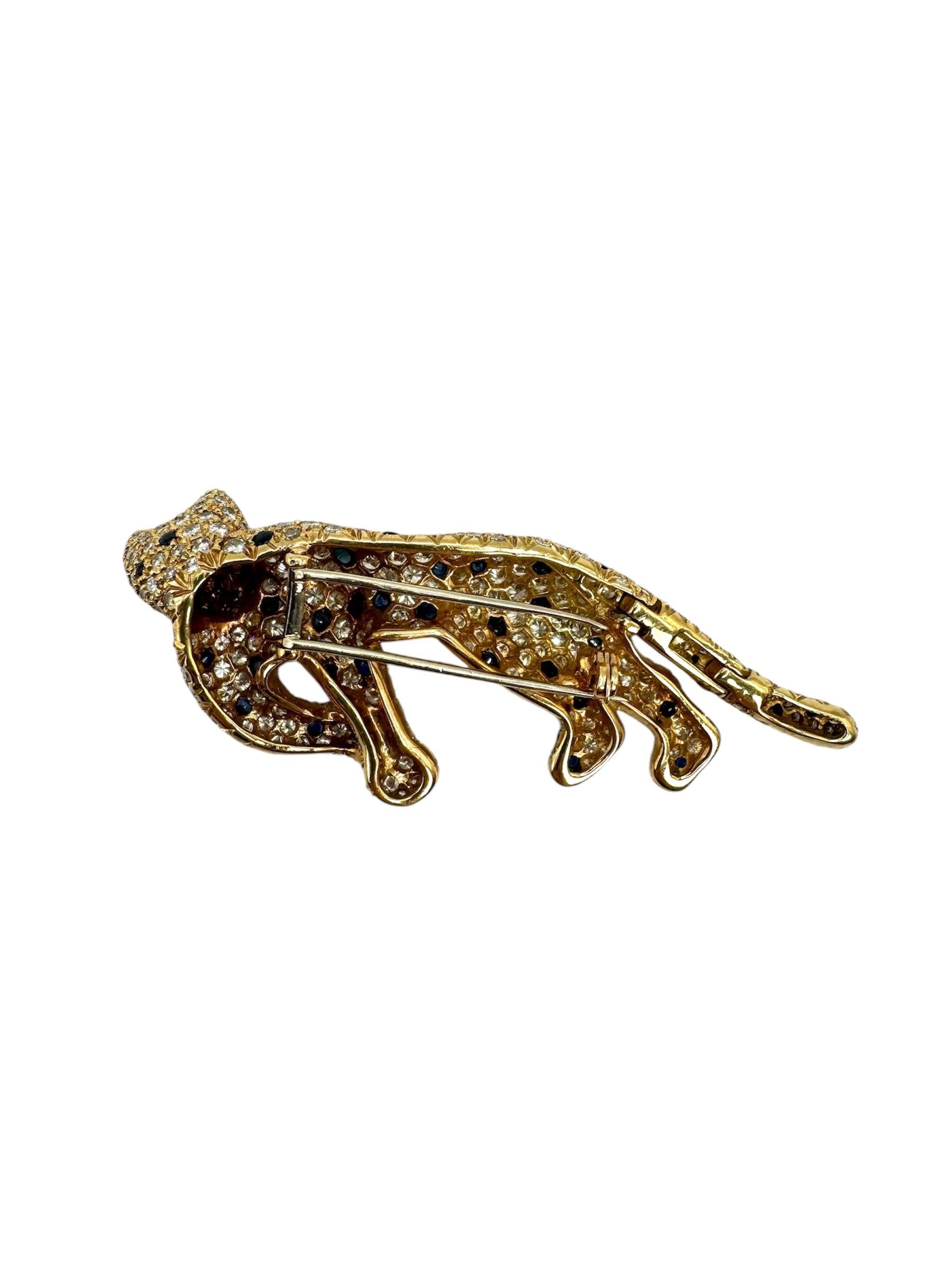 18K Yellow Gold Diamond, Sapphire, and Emerald Panther Brooch In Excellent Condition For Sale In Great Neck Plaza, NY