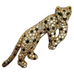 Epingle à panthère en or jaune 18 carats, diamants, saphirs et émeraudes