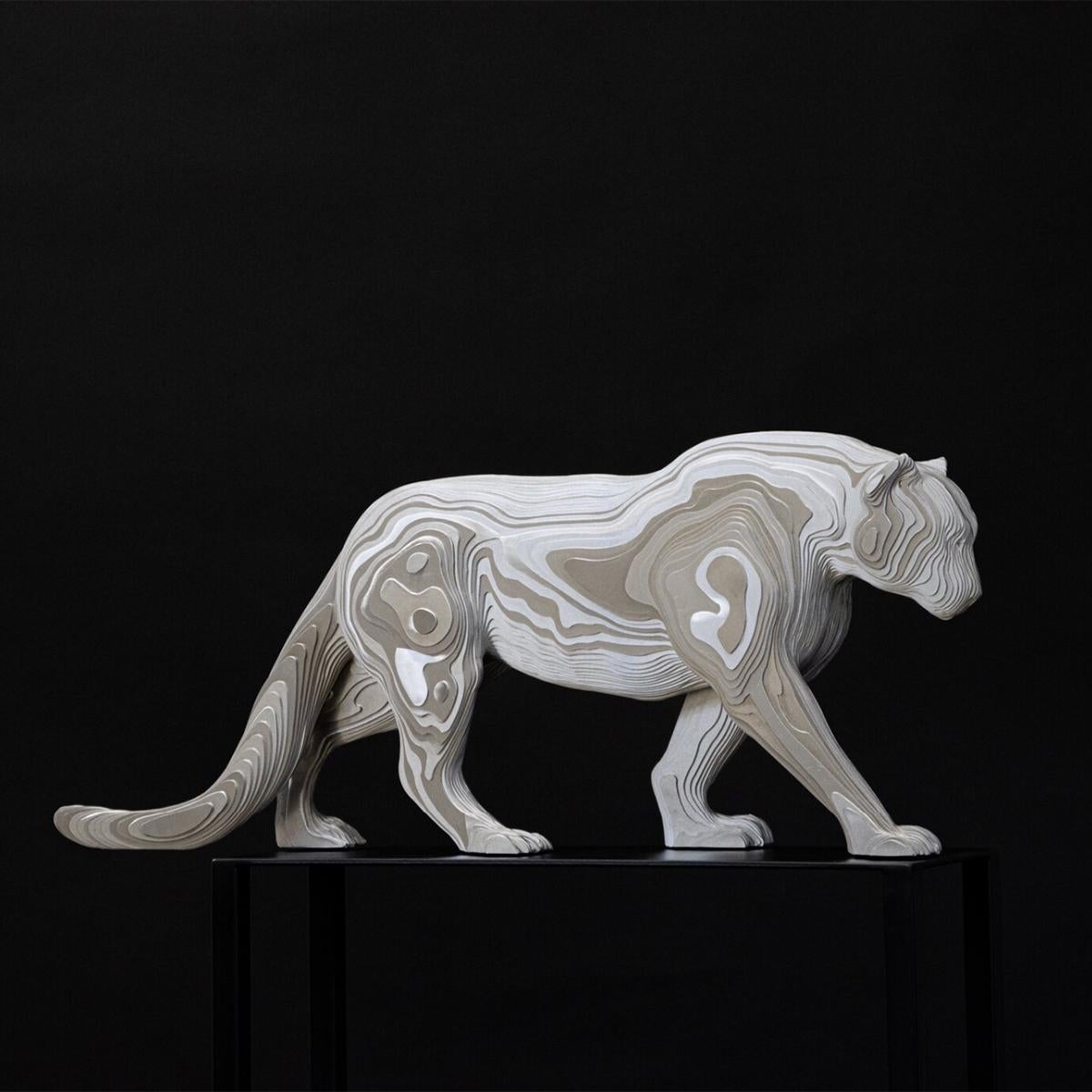 Belge Sculpture de panthère polie de taille moyenne en vente